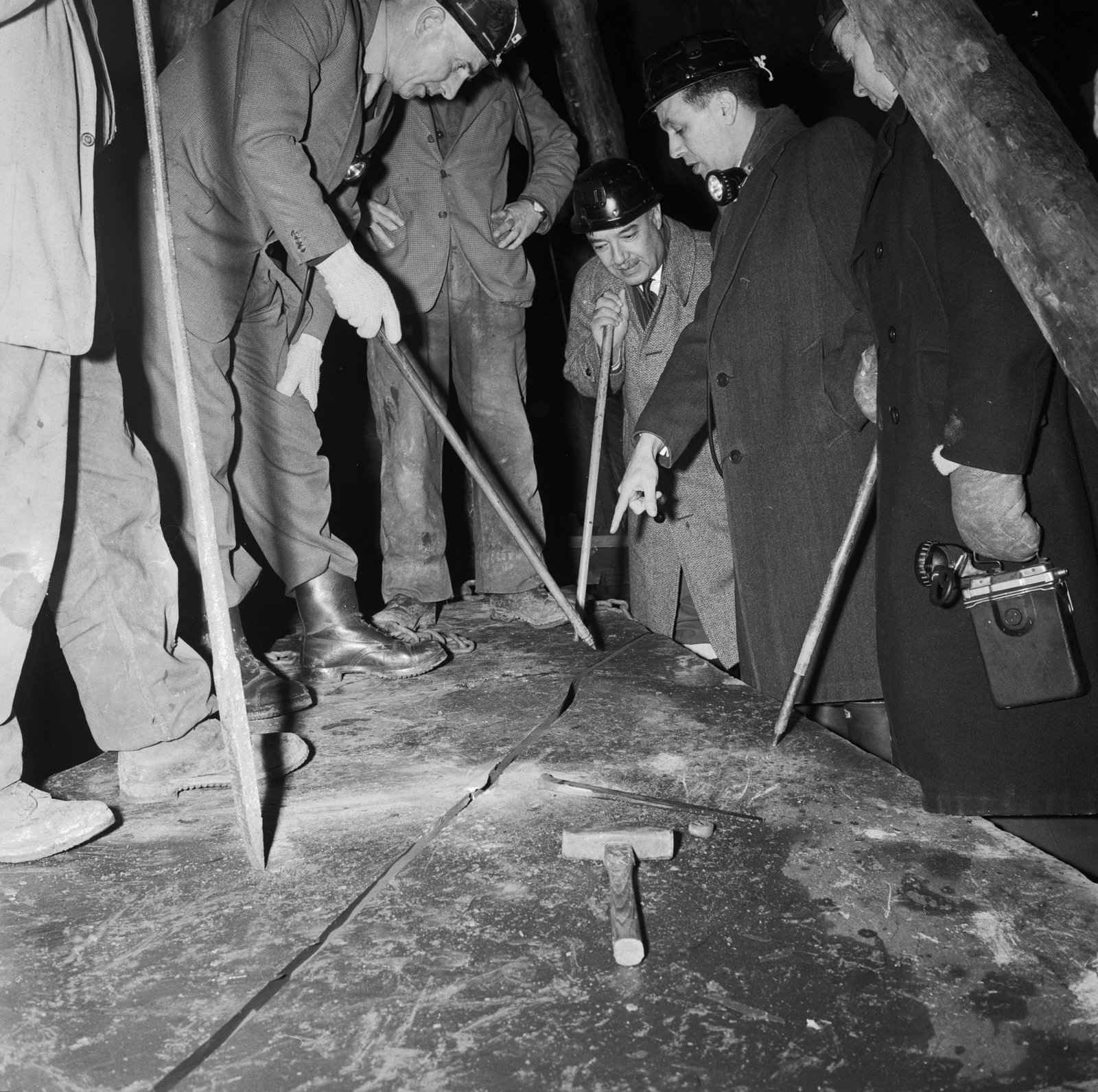 Sir Keith Joseph Oakeley Quarry visit - Jan 23, 1964, submitted by Buddle-Bot on 01-04-2025.
© Geoff Charles https://creativecommons.org/licenses/by-sa/4.0/ http://www.llyfrgell.cymru Sir Keith Joseph Oakeley Quarry visit - Jan 23, 1964