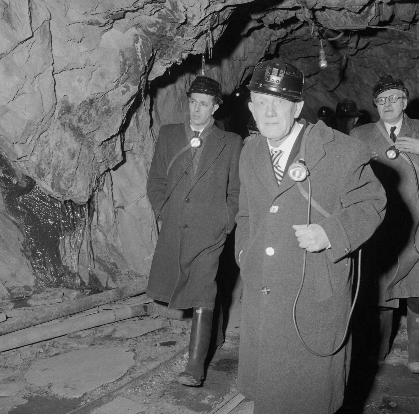 Sir Keith Joseph Oakeley Quarry visit - Jan 23, 1964, submitted by Buddle-Bot on 01-04-2025.
© Geoff Charles https://creativecommons.org/licenses/by-sa/4.0/ http://www.llyfrgell.cymru Sir Keith Joseph Oakeley Quarry visit - Jan 23, 1964