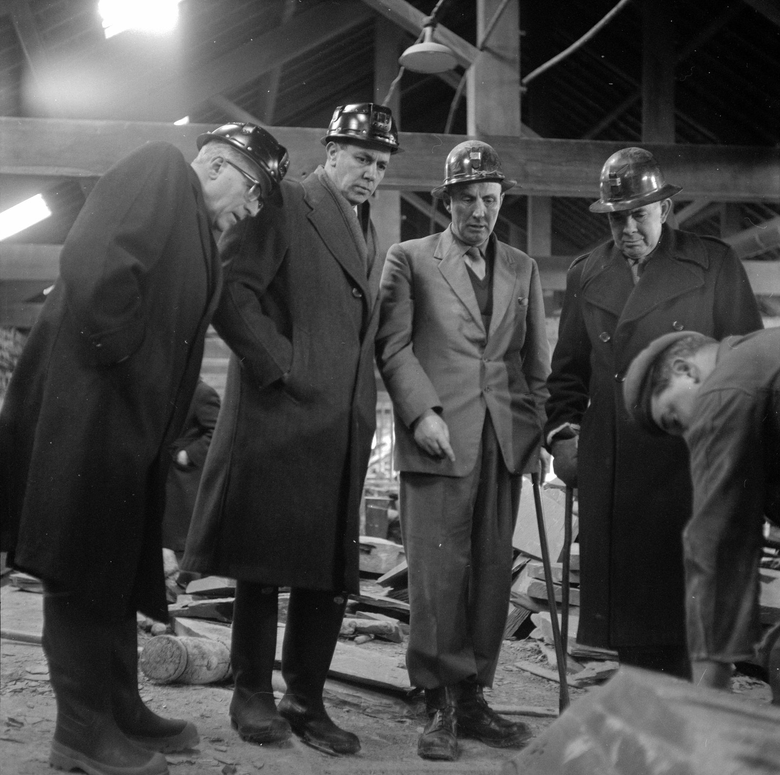 Sir Keith Joseph Oakeley Quarry visit - Jan 23, 1964, submitted by Buddle-Bot on 01-04-2025.
© Geoff Charles https://creativecommons.org/licenses/by-sa/4.0/ http://www.llyfrgell.cymru Sir Keith Joseph Oakeley Quarry visit - Jan 23, 1964