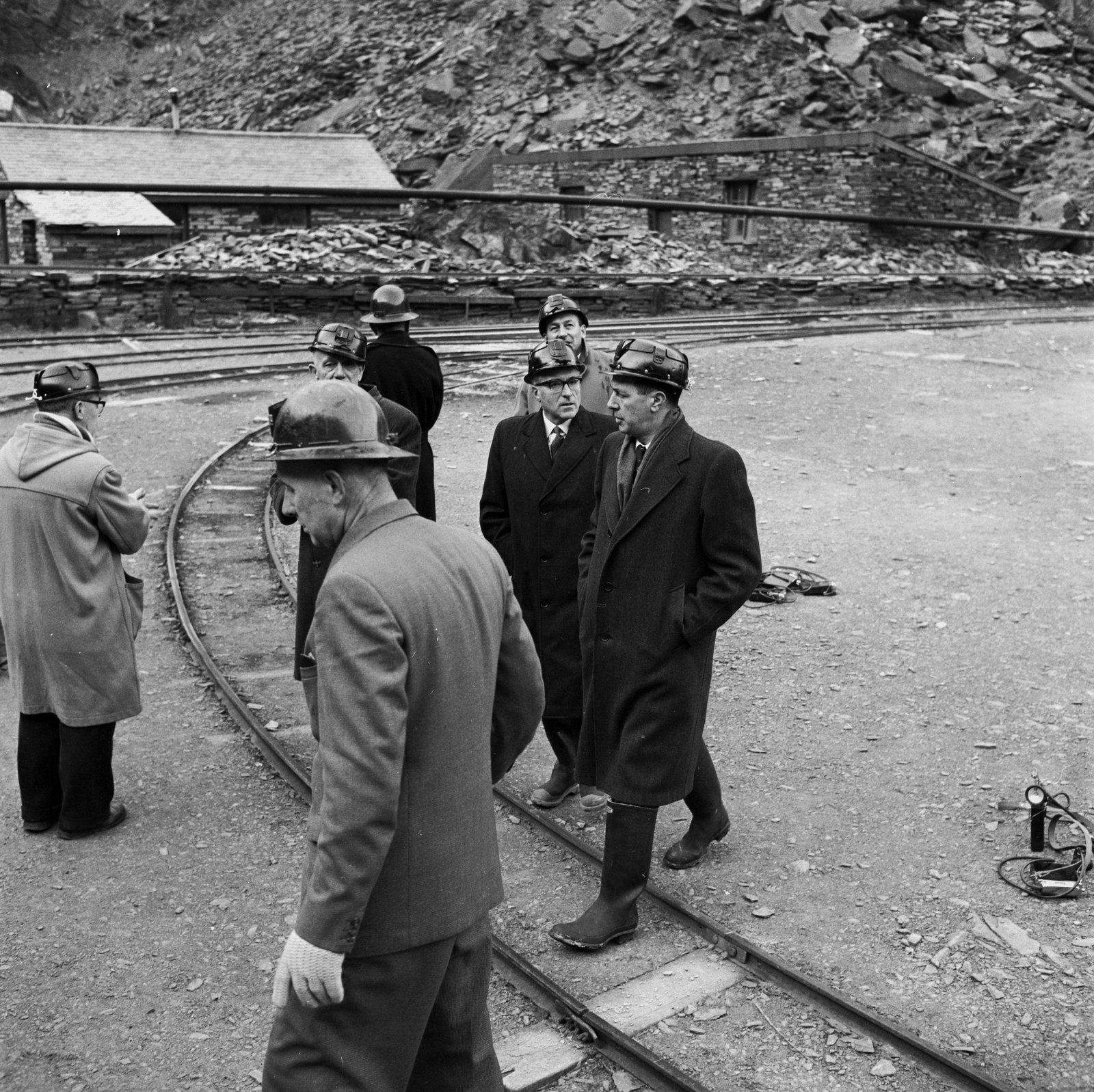 Sir Keith Joseph Oakeley Quarry visit - Jan 23, 1964, submitted by Buddle-Bot on 01-04-2025.
© Geoff Charles https://creativecommons.org/licenses/by-sa/4.0/ http://www.llyfrgell.cymru Sir Keith Joseph Oakeley Quarry visit - Jan 23, 1964