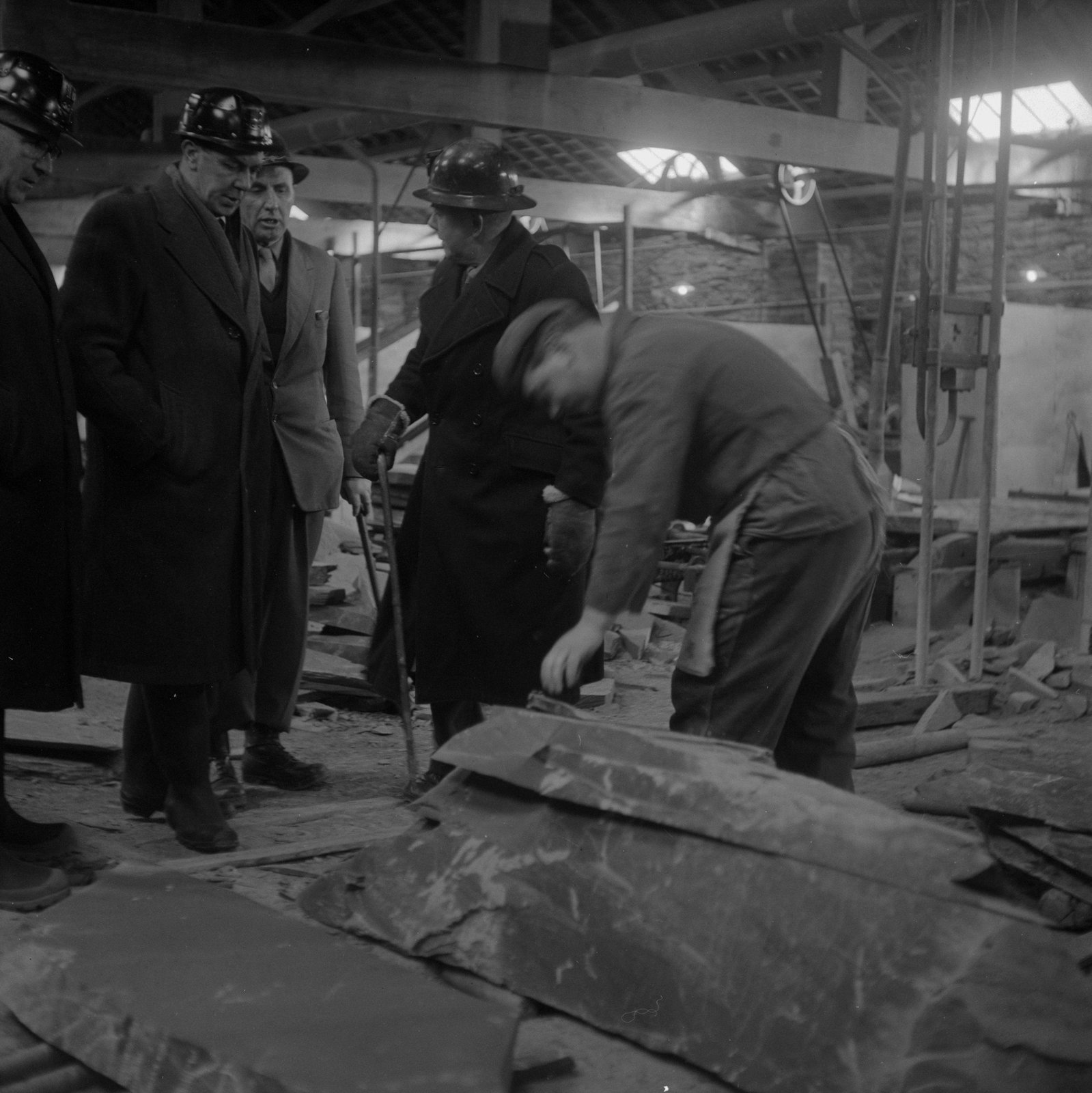 Sir Keith Joseph Oakeley Quarry visit - Jan 23, 1964, submitted by Buddle-Bot on 01-04-2025.
© Geoff Charles https://creativecommons.org/licenses/by-sa/4.0/ http://www.llyfrgell.cymru Sir Keith Joseph Oakeley Quarry visit - Jan 23, 1964