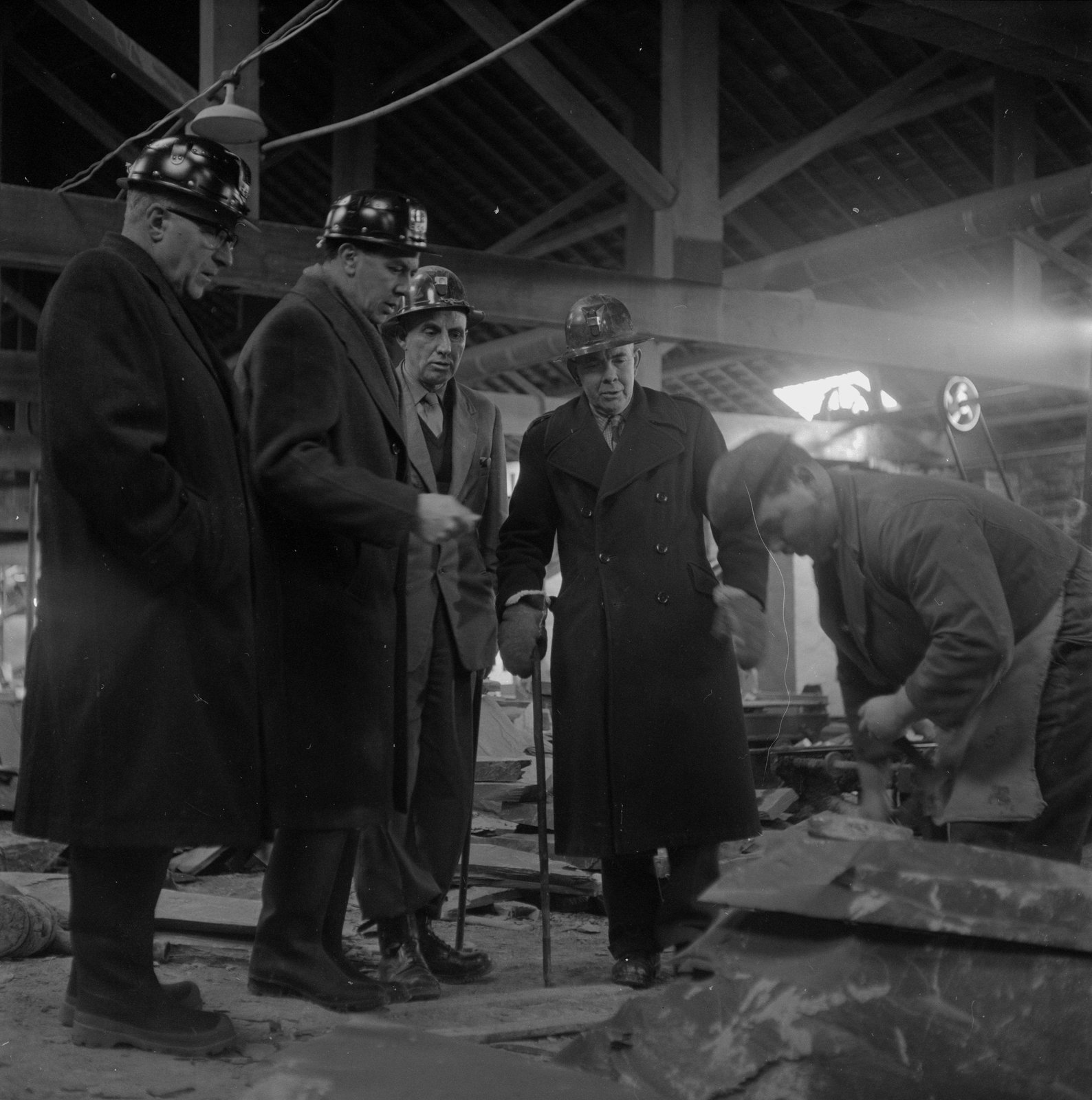 Sir Keith Joseph Oakeley Quarry visit - Jan 23, 1964, submitted by Buddle-Bot on 01-04-2025.
© Geoff Charles https://creativecommons.org/licenses/by-sa/4.0/ http://www.llyfrgell.cymru Sir Keith Joseph Oakeley Quarry visit - Jan 23, 1964