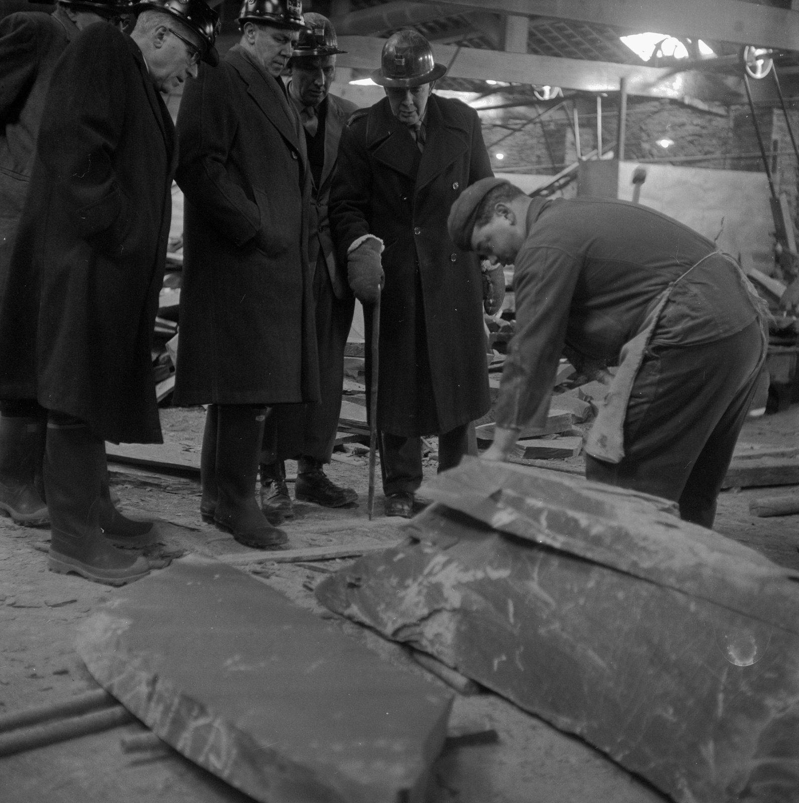 Sir Keith Joseph Oakeley Quarry visit - Jan 23, 1964, submitted by Buddle-Bot on 01-04-2025.
© Geoff Charles https://creativecommons.org/licenses/by-sa/4.0/ http://www.llyfrgell.cymru Sir Keith Joseph Oakeley Quarry visit - Jan 23, 1964