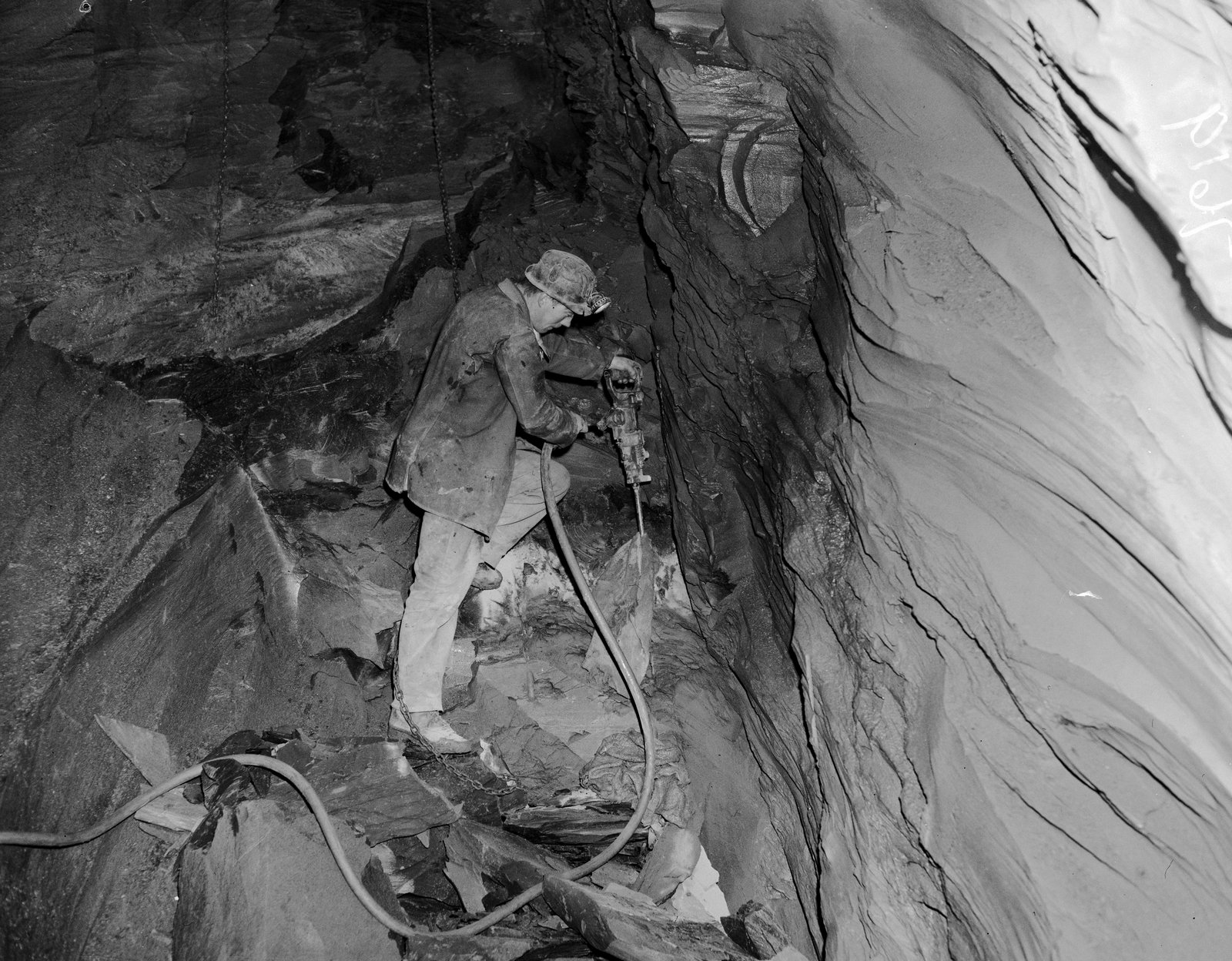 Llechwedd photos for special feature in 'Y Cymro', submitted by Buddle-Bot on 01-04-2025.
© Geoff Charles https://creativecommons.org/licenses/by-sa/4.0/ http://www.llyfrgell.cymru Llechwedd photos for special feature in 'Y Cymro'
