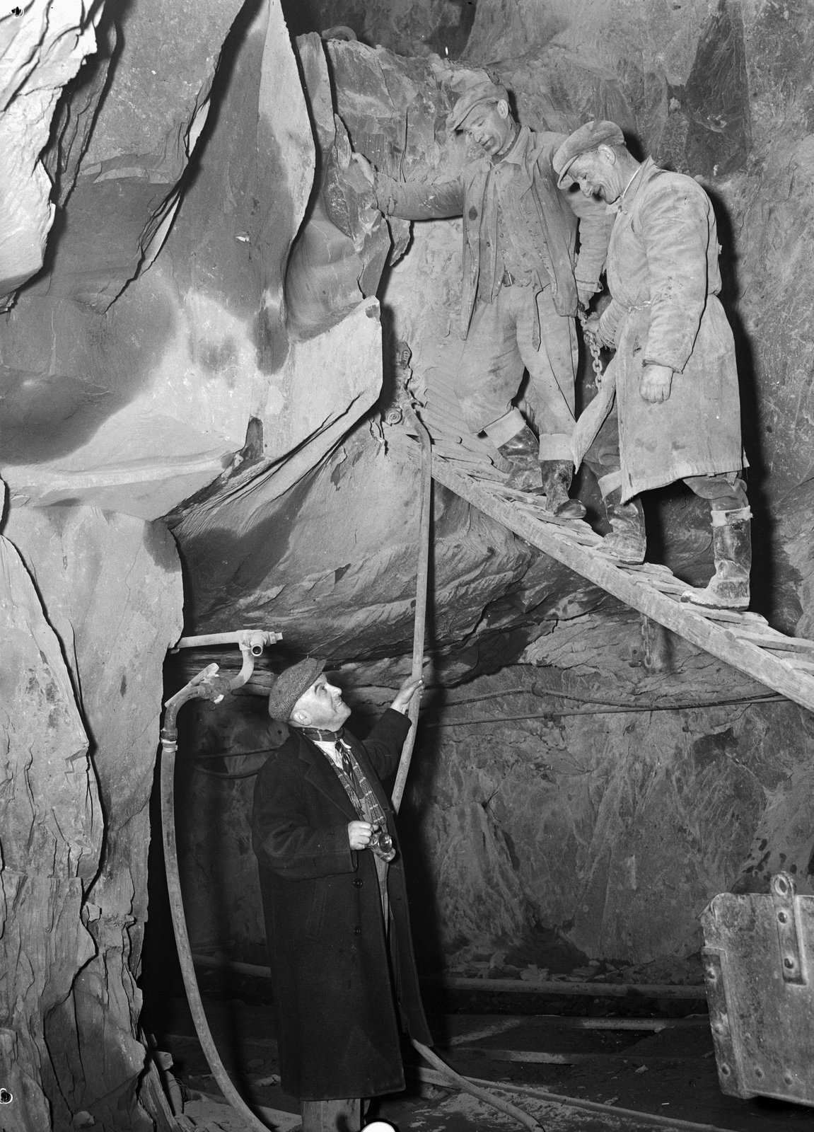Aberllefenni Quarrymen - Apr 18, 1952, submitted by Buddle-Bot on 01-04-2025.
© Geoff Charles https://creativecommons.org/licenses/by-sa/4.0/ http://www.llyfrgell.cymru Aberllefenni Quarrymen - Apr 18, 1952