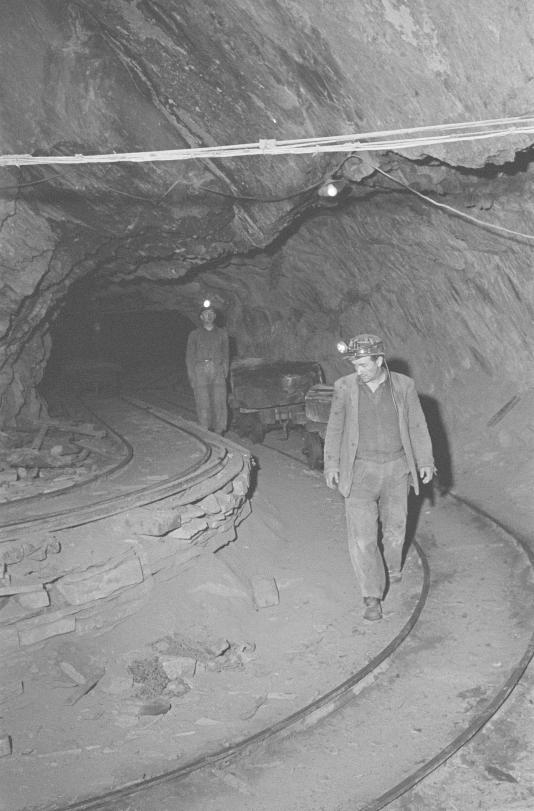 Oakeley Slate Quarry - 14 May, 1969, submitted by Buddle-Bot on 01-04-2025.
© Geoff Charles https://creativecommons.org/licenses/by-sa/4.0/ http://www.llyfrgell.cymru Oakeley Slate Quarry - 14 May, 1969