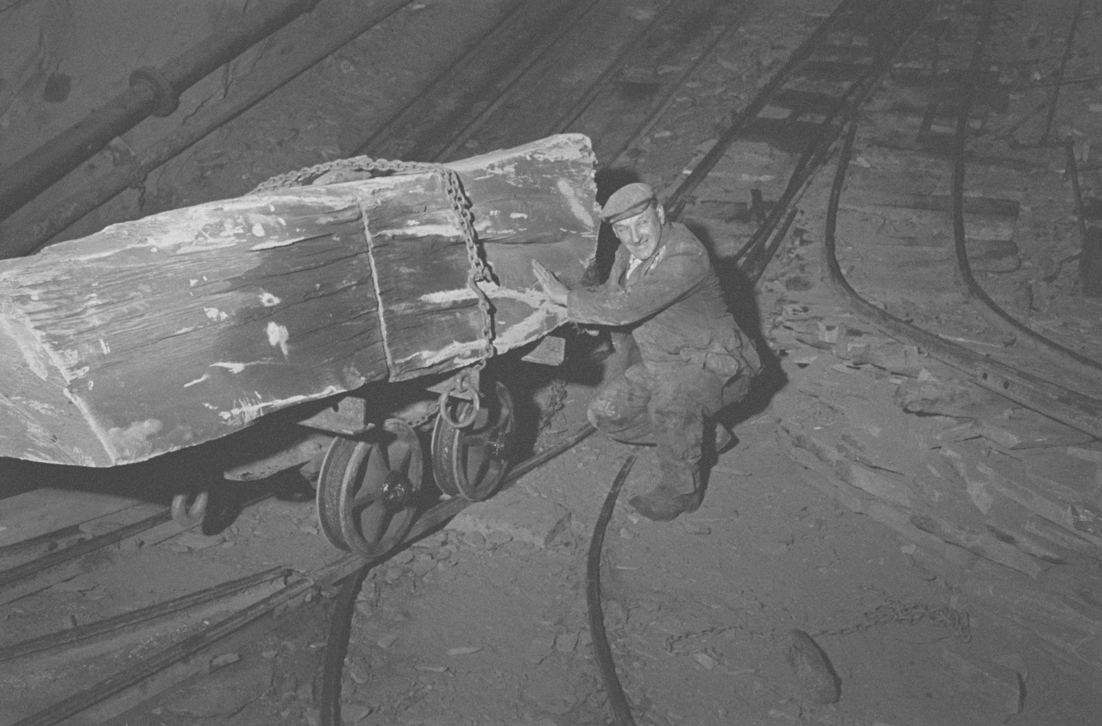 Oakeley Slate Quarry - 14 May, 1969, submitted by Buddle-Bot on 01-04-2025.
© Geoff Charles https://creativecommons.org/licenses/by-sa/4.0/ http://www.llyfrgell.cymru Oakeley Slate Quarry - 14 May, 1969