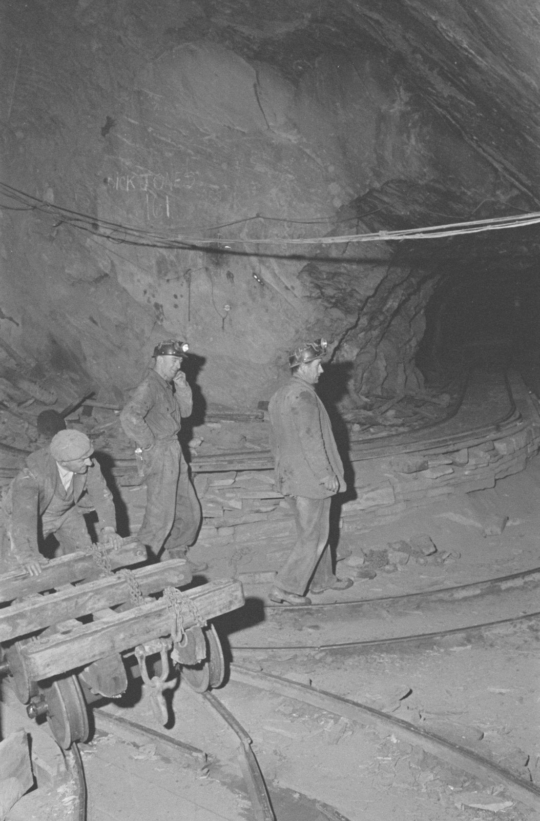 Oakeley Slate Quarry - 14 May, 1969, submitted by Buddle-Bot on 01-04-2025.
© Geoff Charles https://creativecommons.org/licenses/by-sa/4.0/ http://www.llyfrgell.cymru Oakeley Slate Quarry - 14 May, 1969