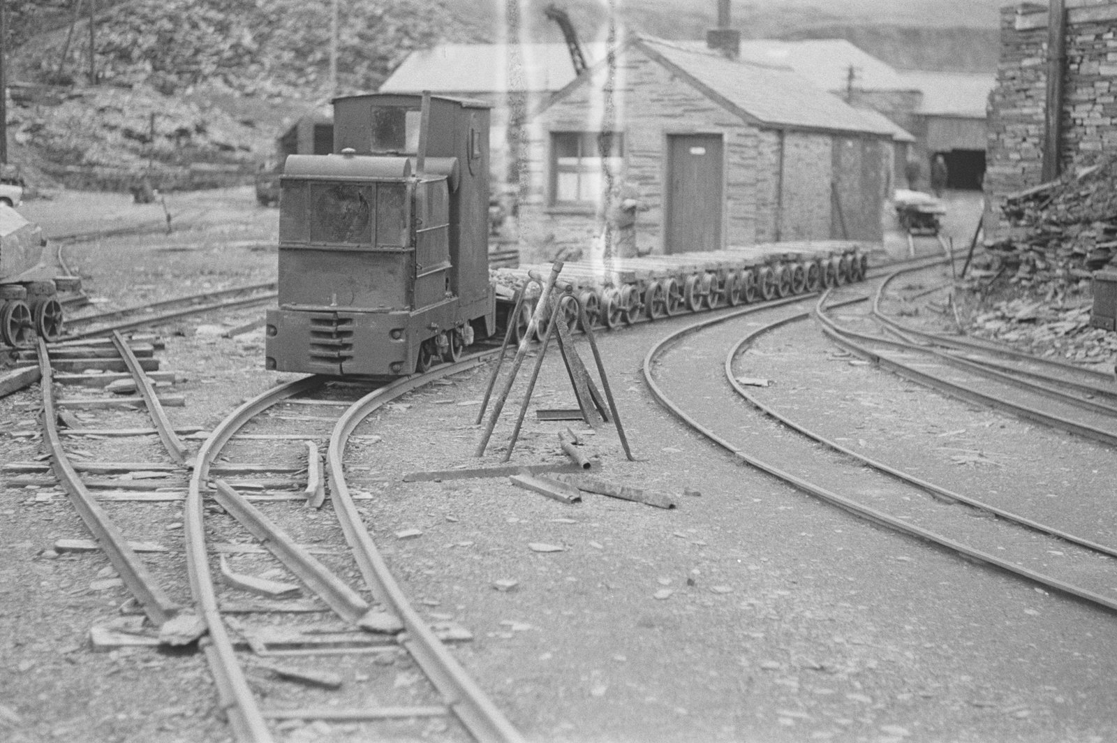 Oakeley Slate Quarry - 14 May, 1969, submitted by Buddle-Bot on 01-04-2025.
© Geoff Charles https://creativecommons.org/licenses/by-sa/4.0/ http://www.llyfrgell.cymru Oakeley Slate Quarry - 14 May, 1969