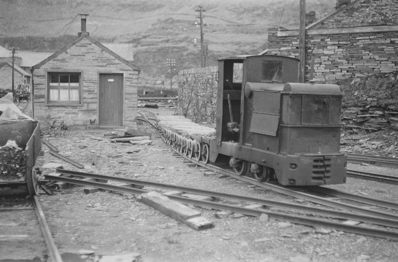 Oakeley Slate Quarry - 14 May, 1969, submitted by Buddle-Bot on 01-04-2025.
© Geoff Charles https://creativecommons.org/licenses/by-sa/4.0/ http://www.llyfrgell.cymru Oakeley Slate Quarry - 14 May, 1969