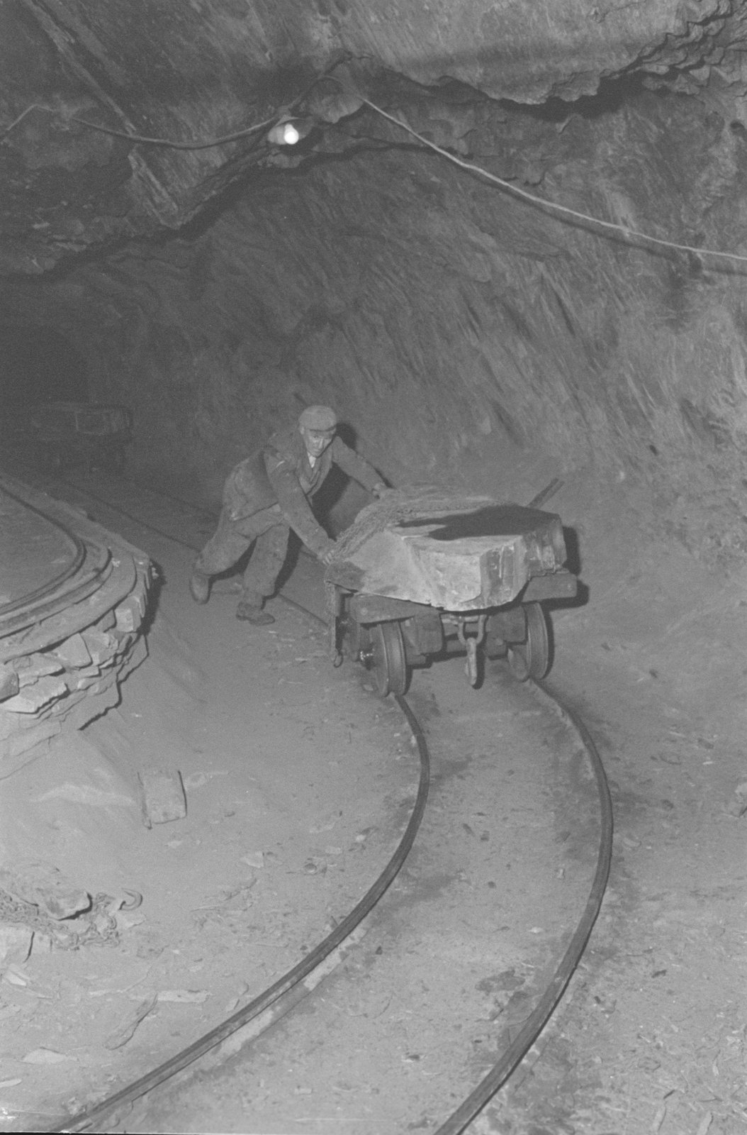 Oakeley Slate Quarry - 14 May, 1969, submitted by Buddle-Bot on 01-04-2025.
© Geoff Charles https://creativecommons.org/licenses/by-sa/4.0/ http://www.llyfrgell.cymru Oakeley Slate Quarry - 14 May, 1969