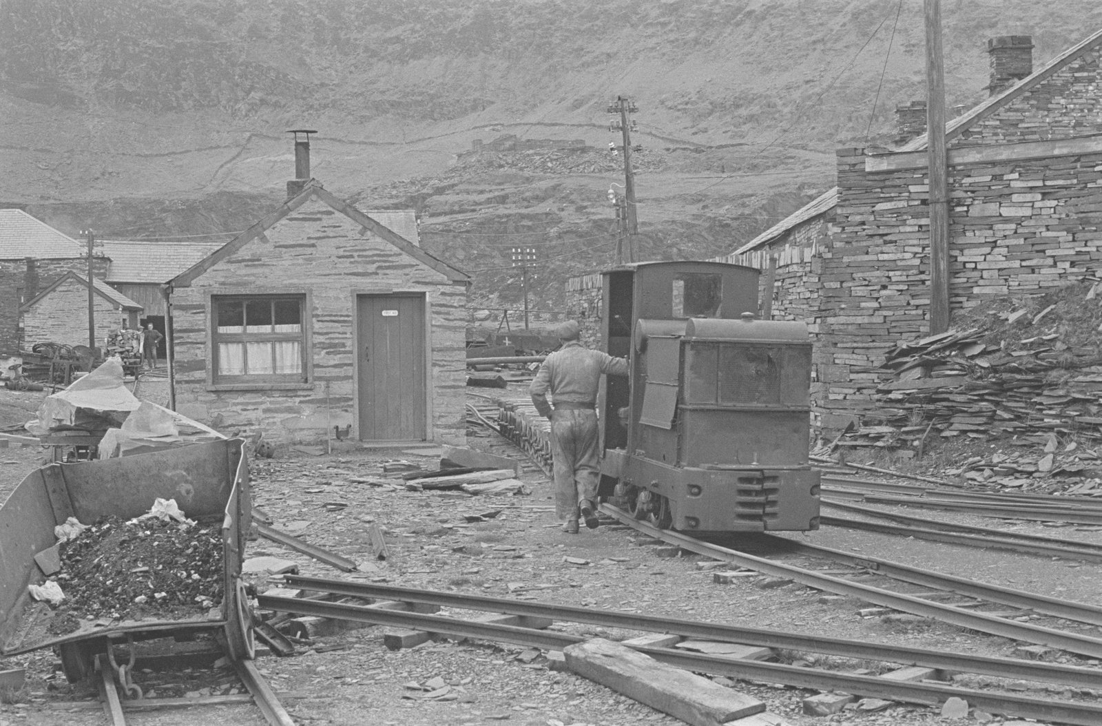 Oakeley Slate Quarry - 14 May, 1969, submitted by Buddle-Bot on 01-04-2025.
© Geoff Charles https://creativecommons.org/licenses/by-sa/4.0/ http://www.llyfrgell.cymru Oakeley Slate Quarry - 14 May, 1969