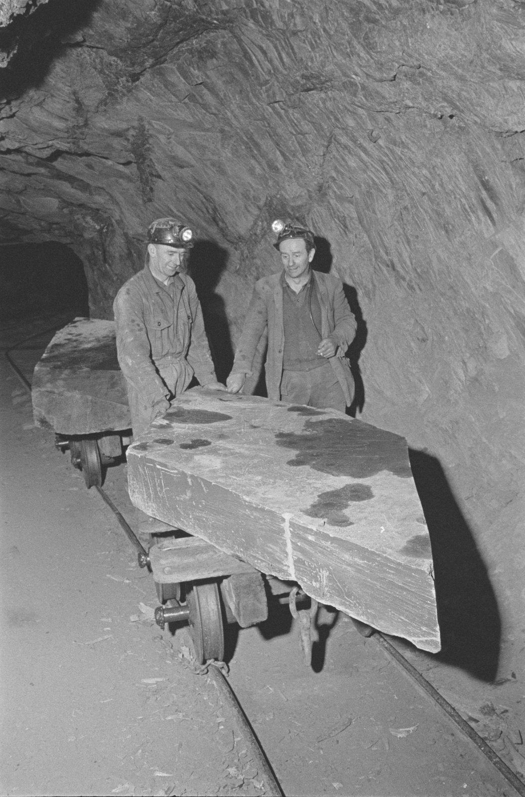 Oakeley Slate Quarry - 14 May, 1969, submitted by Buddle-Bot on 01-04-2025.
© Geoff Charles https://creativecommons.org/licenses/by-sa/4.0/ http://www.llyfrgell.cymru Oakeley Slate Quarry - 14 May, 1969