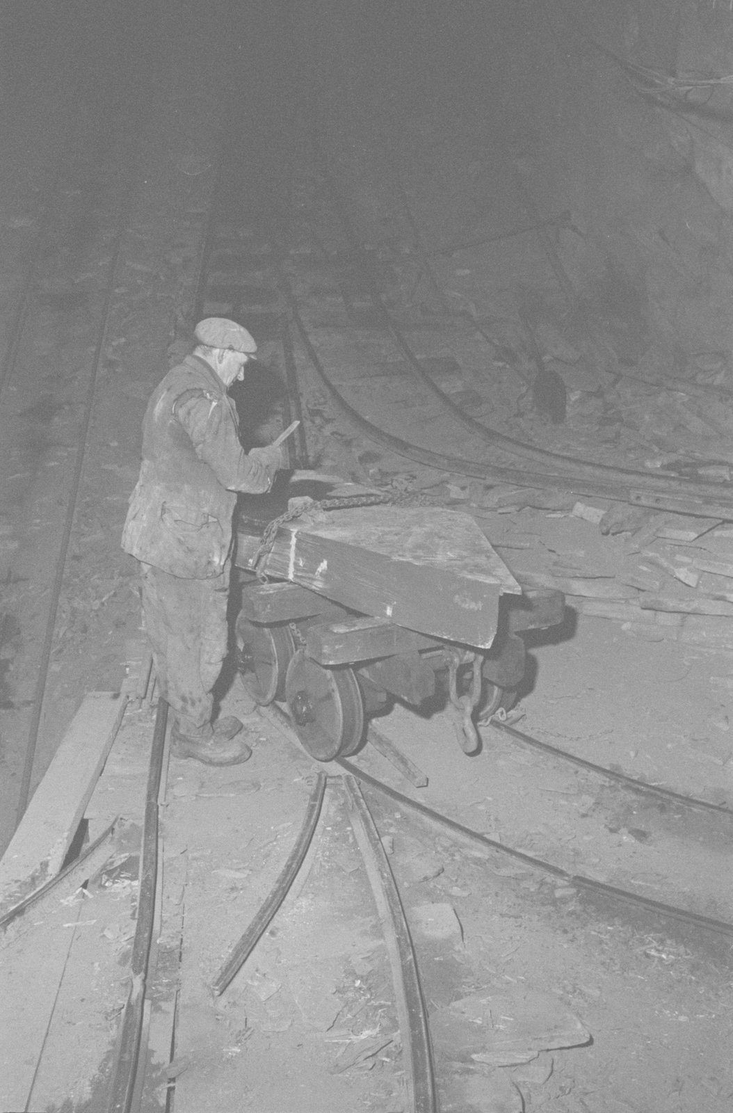 Oakeley Slate Quarry - 14 May, 1969, submitted by Buddle-Bot on 01-04-2025.
© Geoff Charles https://creativecommons.org/licenses/by-sa/4.0/ http://www.llyfrgell.cymru Oakeley Slate Quarry - 14 May, 1969