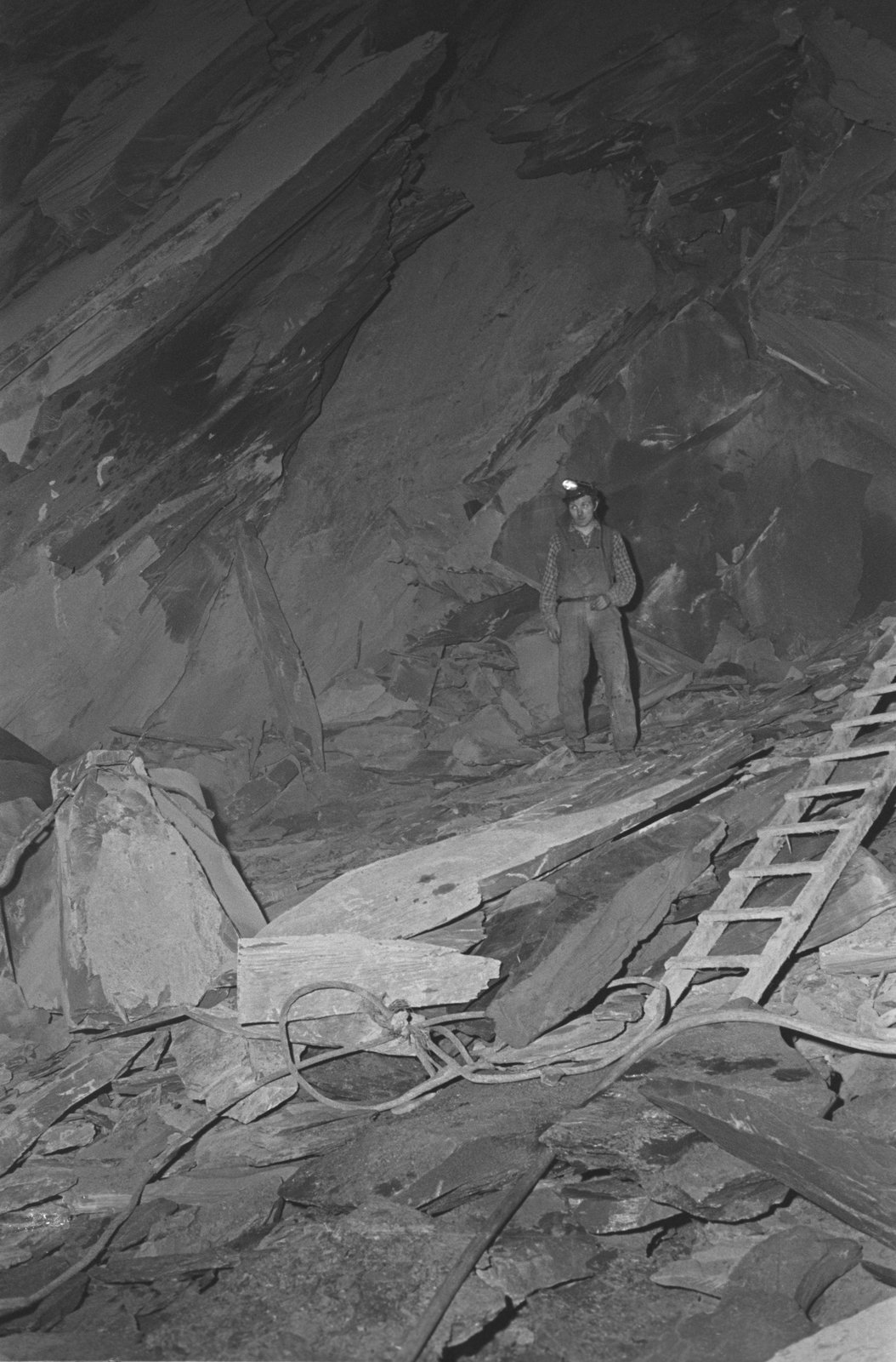 Oakeley Slate Quarry - 14 May, 1969, submitted by Buddle-Bot on 01-04-2025.
© Geoff Charles https://creativecommons.org/licenses/by-sa/4.0/ http://www.llyfrgell.cymru Oakeley Slate Quarry - 14 May, 1969