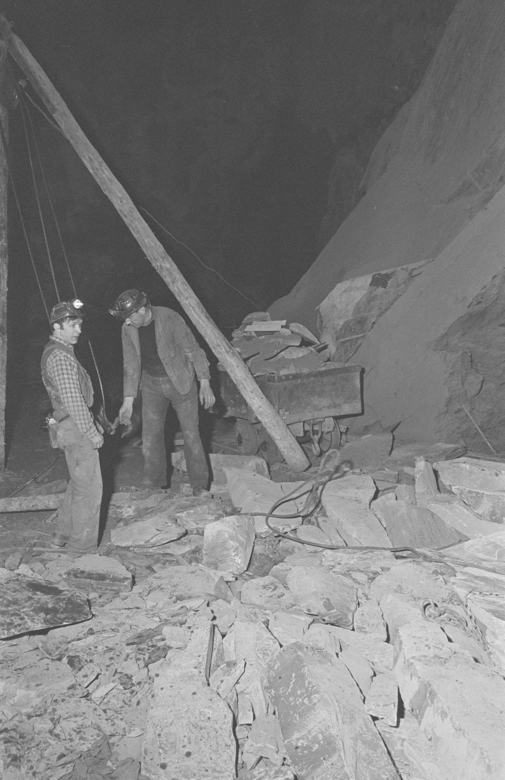 Oakeley Slate Quarry - 14 May, 1969, submitted by Buddle-Bot on 01-04-2025.
© Geoff Charles https://creativecommons.org/licenses/by-sa/4.0/ http://www.llyfrgell.cymru Oakeley Slate Quarry - 14 May, 1969