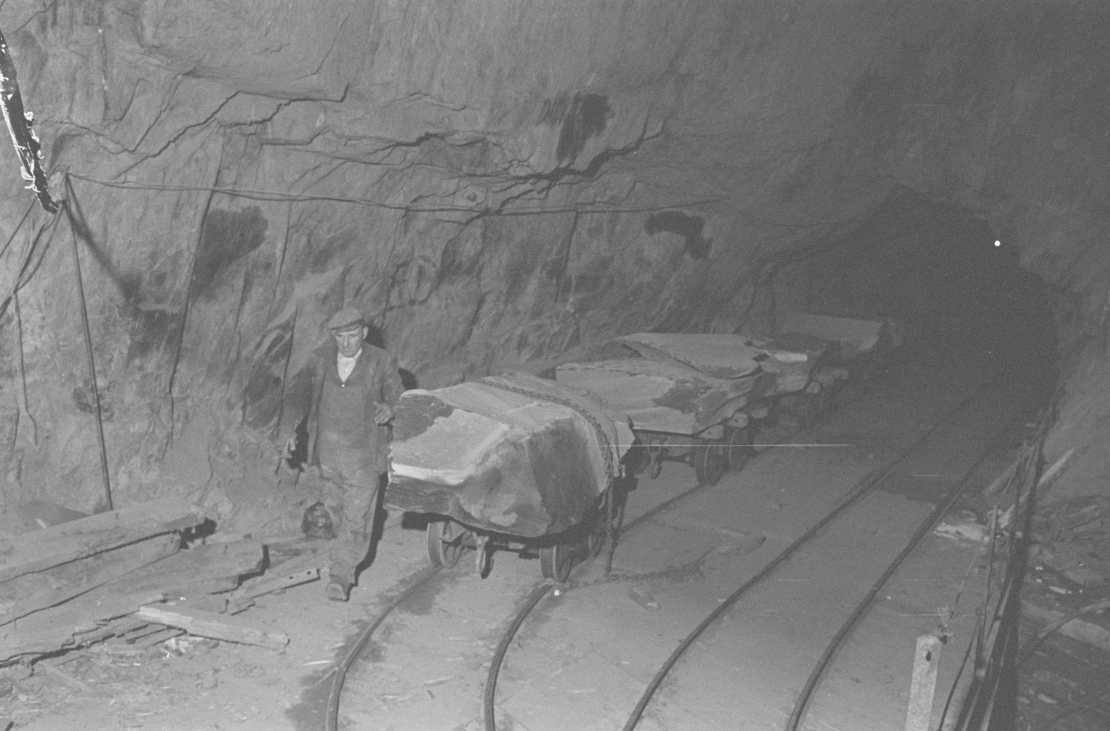 Oakeley Slate Quarry - 14 May, 1969, submitted by Buddle-Bot on 01-04-2025.
© Geoff Charles https://creativecommons.org/licenses/by-sa/4.0/ http://www.llyfrgell.cymru Oakeley Slate Quarry - 14 May, 1969
