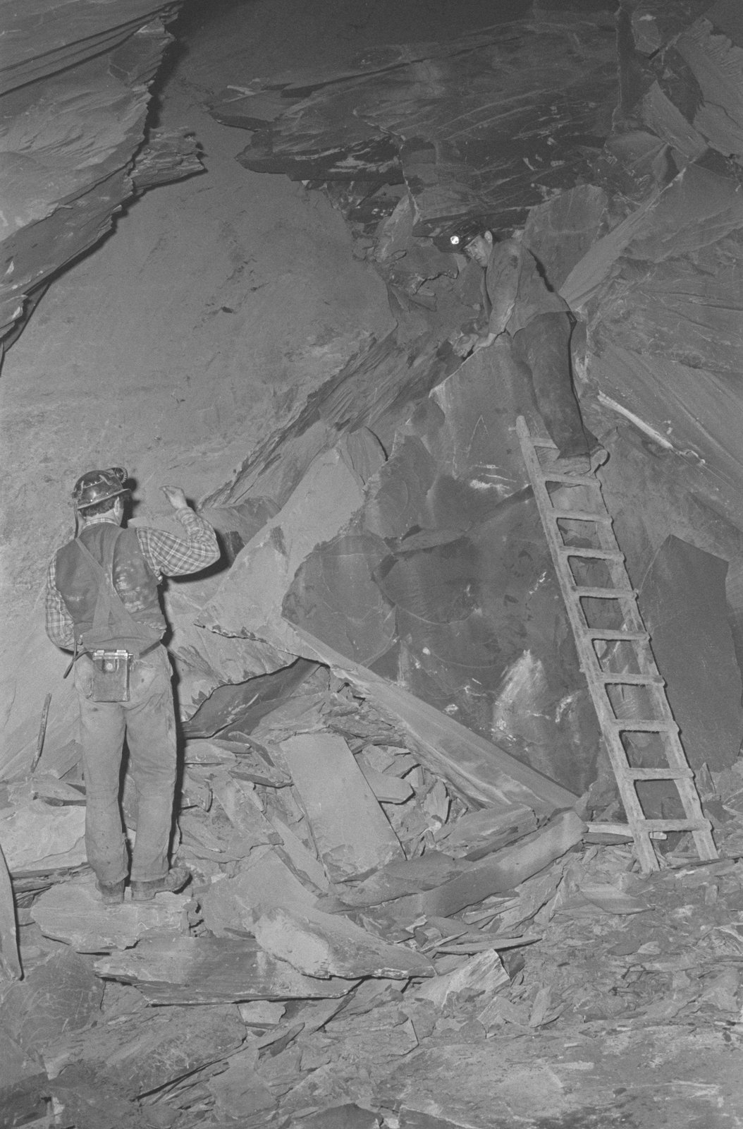 Oakeley Slate Quarry - 14 May, 1969, submitted by Buddle-Bot on 01-04-2025.
© Geoff Charles https://creativecommons.org/licenses/by-sa/4.0/ http://www.llyfrgell.cymru Oakeley Slate Quarry - 14 May, 1969