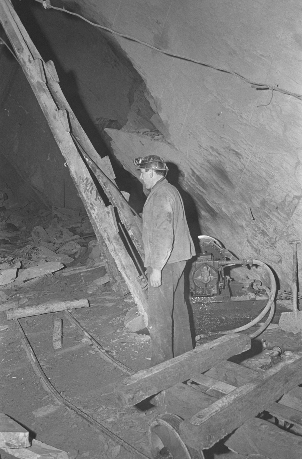 Oakeley Slate Quarry - 14 May, 1969, submitted by Buddle-Bot on 01-04-2025.
© Geoff Charles https://creativecommons.org/licenses/by-sa/4.0/ http://www.llyfrgell.cymru Oakeley Slate Quarry - 14 May, 1969