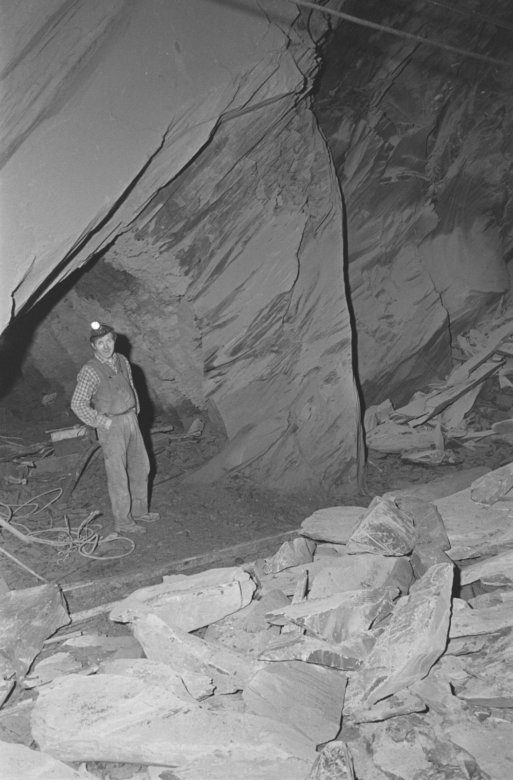 Oakeley Slate Quarry - 14 May, 1969, submitted by Buddle-Bot on 01-04-2025.
© Geoff Charles https://creativecommons.org/licenses/by-sa/4.0/ http://www.llyfrgell.cymru Oakeley Slate Quarry - 14 May, 1969