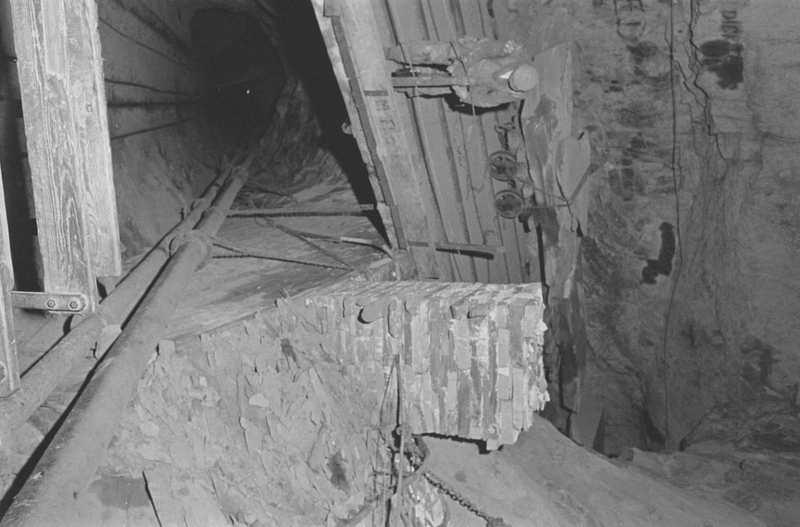 Oakeley Slate Quarry - 14 May, 1969, submitted by Buddle-Bot on 01-04-2025.
© Geoff Charles https://creativecommons.org/licenses/by-sa/4.0/ http://www.llyfrgell.cymru Oakeley Slate Quarry - 14 May, 1969