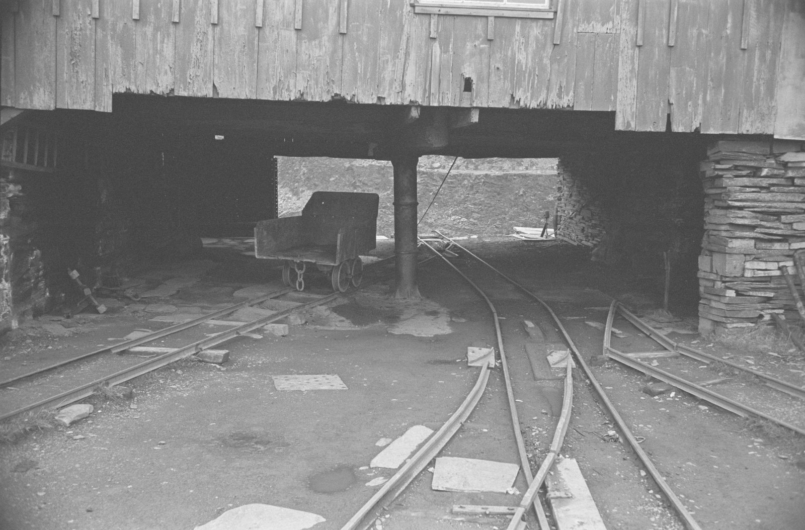 Oakeley Slate Quarry - 14 May, 1969, submitted by Buddle-Bot on 01-04-2025.
© Geoff Charles https://creativecommons.org/licenses/by-sa/4.0/ http://www.llyfrgell.cymru Oakeley Slate Quarry - 14 May, 1969