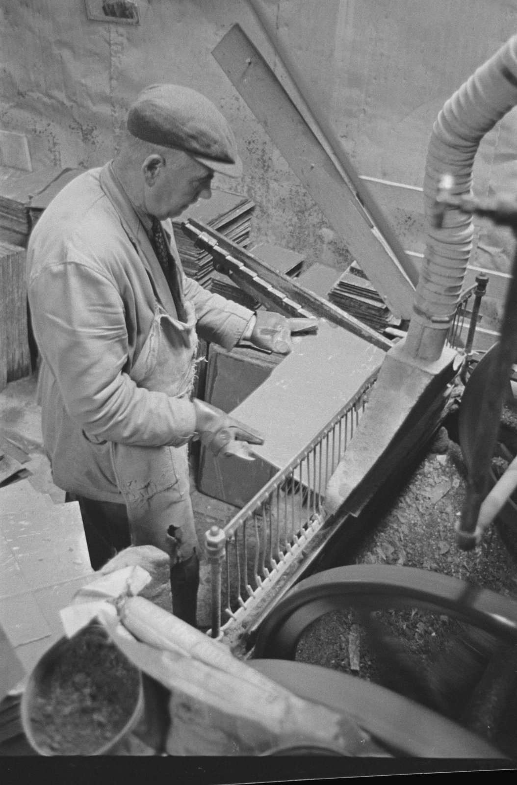 Oakeley Slate Quarry - 14 May, 1969, submitted by Buddle-Bot on 01-04-2025.
© Geoff Charles https://creativecommons.org/licenses/by-sa/4.0/ http://www.llyfrgell.cymru Oakeley Slate Quarry - 14 May, 1969