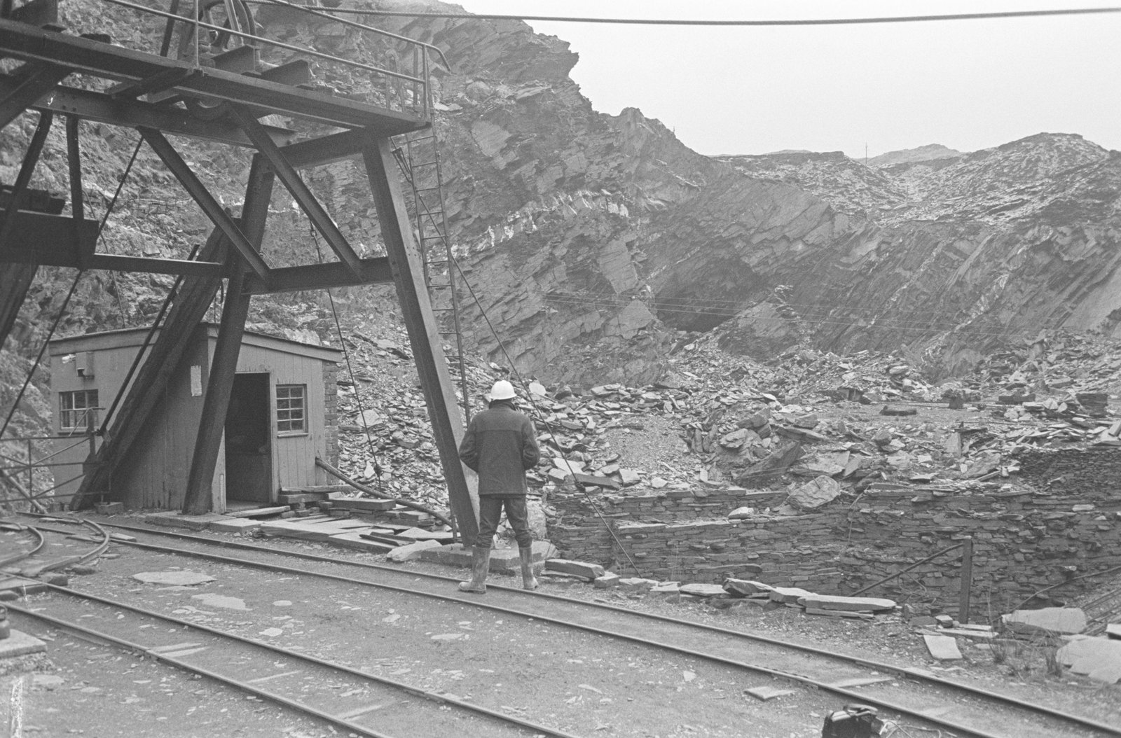 Oakeley Slate Quarry - 14 May, 1969, submitted by Buddle-Bot on 01-04-2025.
© Geoff Charles https://creativecommons.org/licenses/by-sa/4.0/ http://www.llyfrgell.cymru Oakeley Slate Quarry - 14 May, 1969