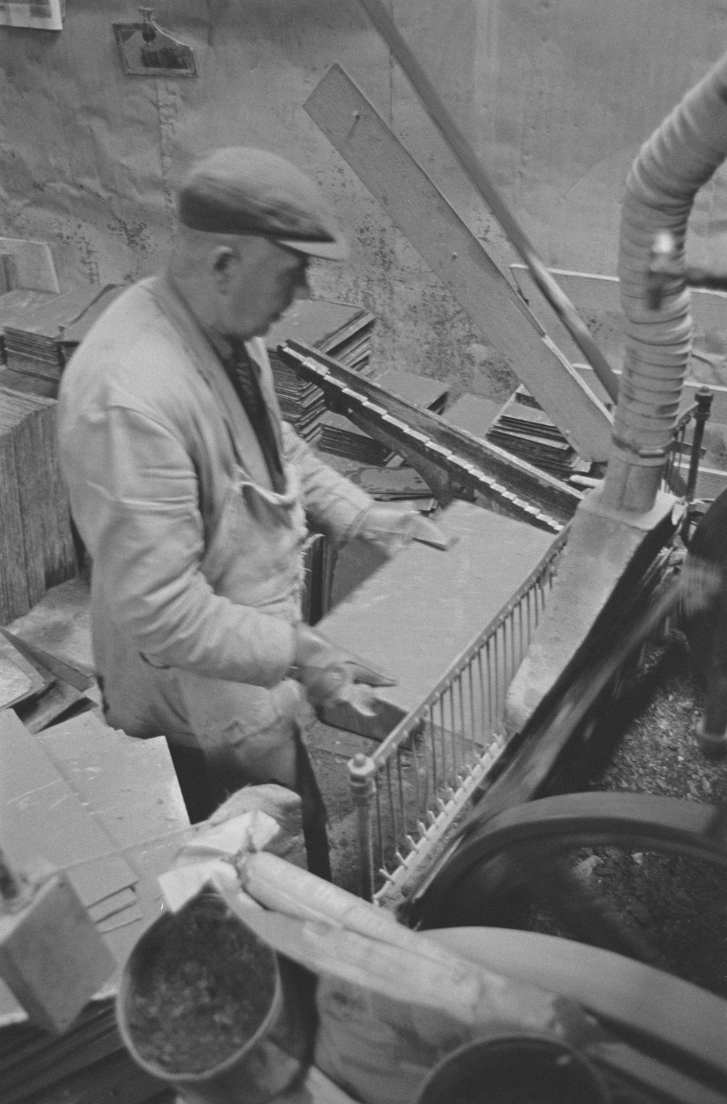 Oakeley Slate Quarry - 14 May, 1969, submitted by Buddle-Bot on 01-04-2025.
© Geoff Charles https://creativecommons.org/licenses/by-sa/4.0/ http://www.llyfrgell.cymru Oakeley Slate Quarry - 14 May, 1969