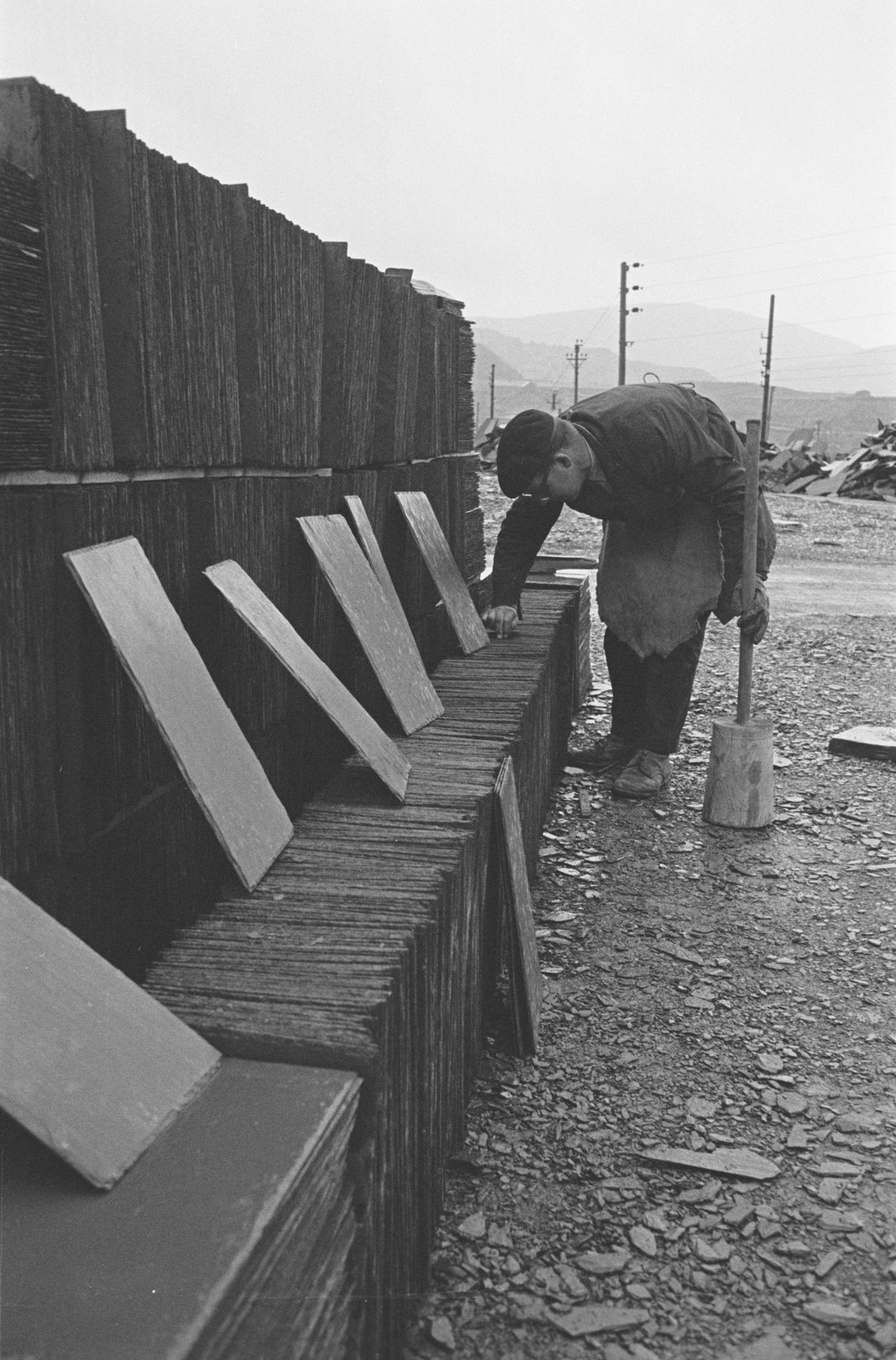Oakeley Slate Quarry - 14 May, 1969, submitted by Buddle-Bot on 01-04-2025.
© Geoff Charles https://creativecommons.org/licenses/by-sa/4.0/ http://www.llyfrgell.cymru Oakeley Slate Quarry - 14 May, 1969