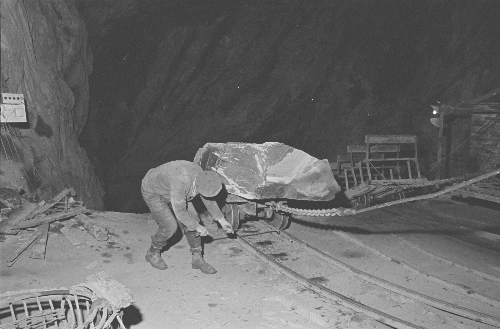 Oakeley Slate Quarry - 14 May, 1969, submitted by Buddle-Bot on 01-04-2025.
© Geoff Charles https://creativecommons.org/licenses/by-sa/4.0/ http://www.llyfrgell.cymru Oakeley Slate Quarry - 14 May, 1969