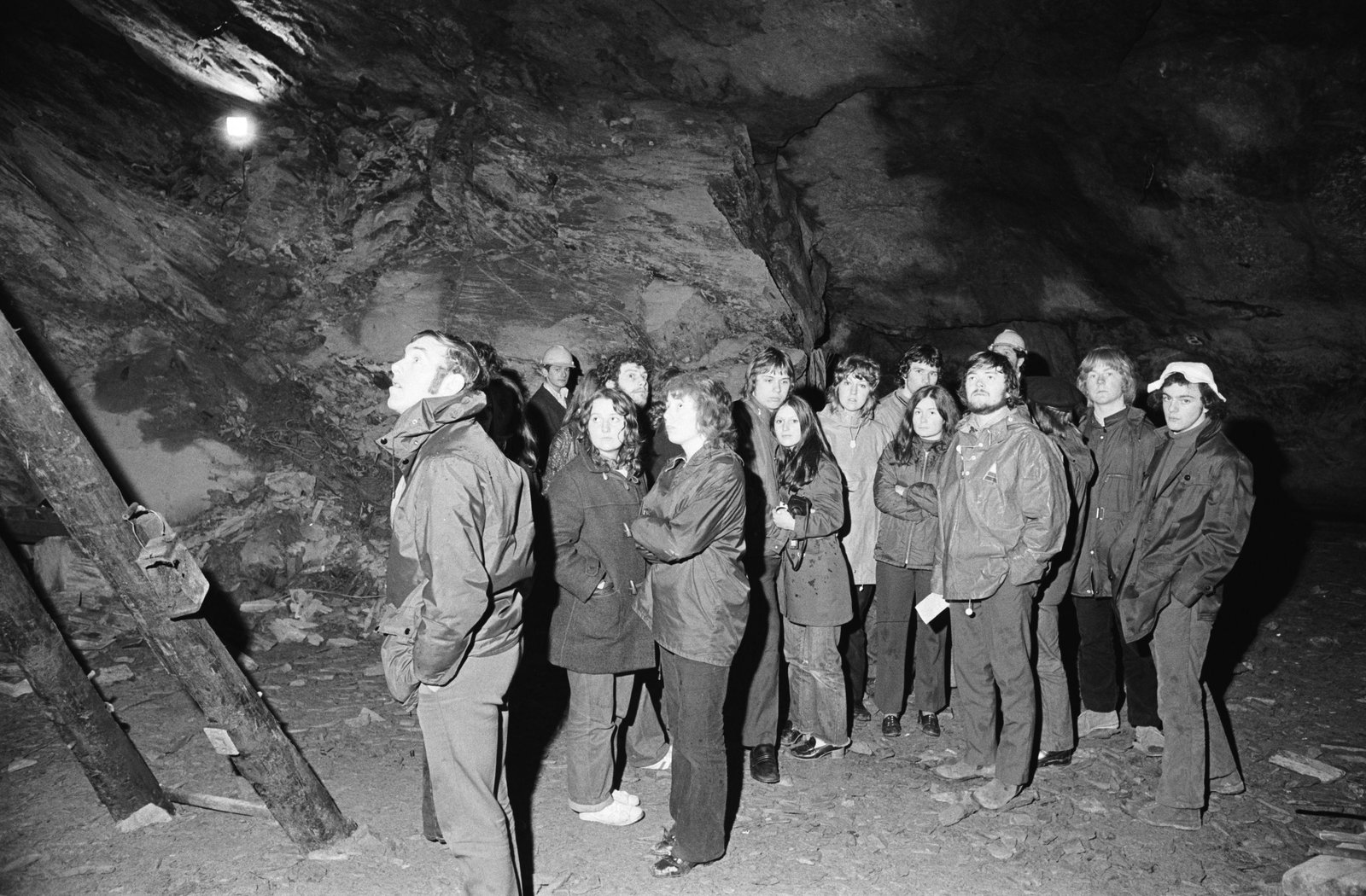 Llechwedd quarry tours opening - 12 Apr 1972, submitted by Buddle-Bot on 01-04-2025.
© Geoff Charles https://creativecommons.org/licenses/by-sa/4.0/ http://www.llyfrgell.cymru Llechwedd quarry tours opening - 12 Apr 1972