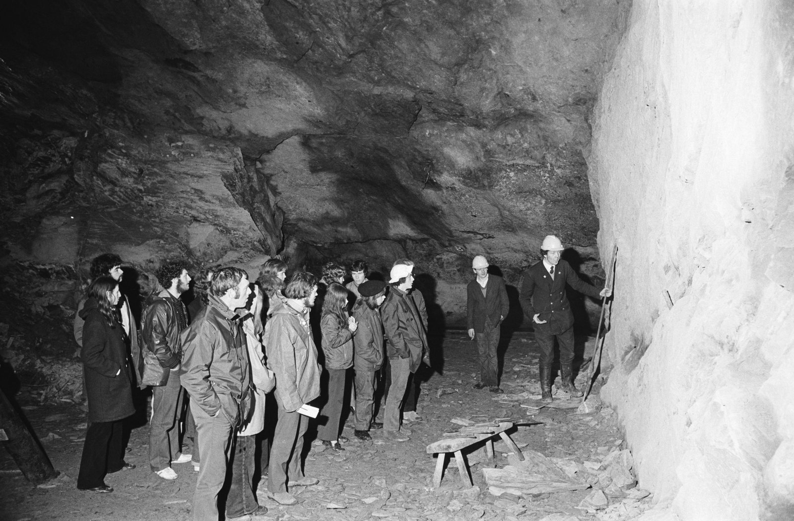 Llechwedd quarry tours opening - 12 Apr 1972, submitted by Buddle-Bot on 01-04-2025.
© Geoff Charles https://creativecommons.org/licenses/by-sa/4.0/ http://www.llyfrgell.cymru Llechwedd quarry tours opening - 12 Apr 1972