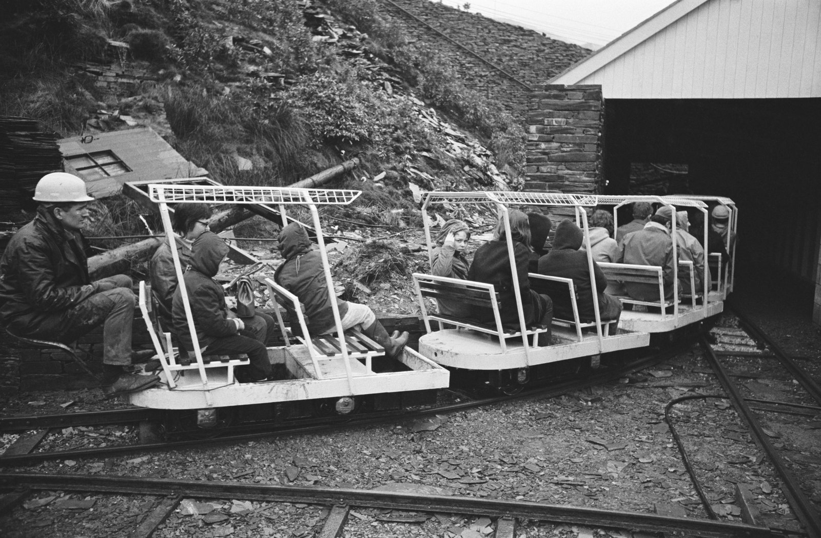 Llechwedd quarry tours opening - 12 Apr 1972, submitted by Buddle-Bot on 01-04-2025.
© Geoff Charles https://creativecommons.org/licenses/by-sa/4.0/ http://www.llyfrgell.cymru Llechwedd quarry tours opening - 12 Apr 1972