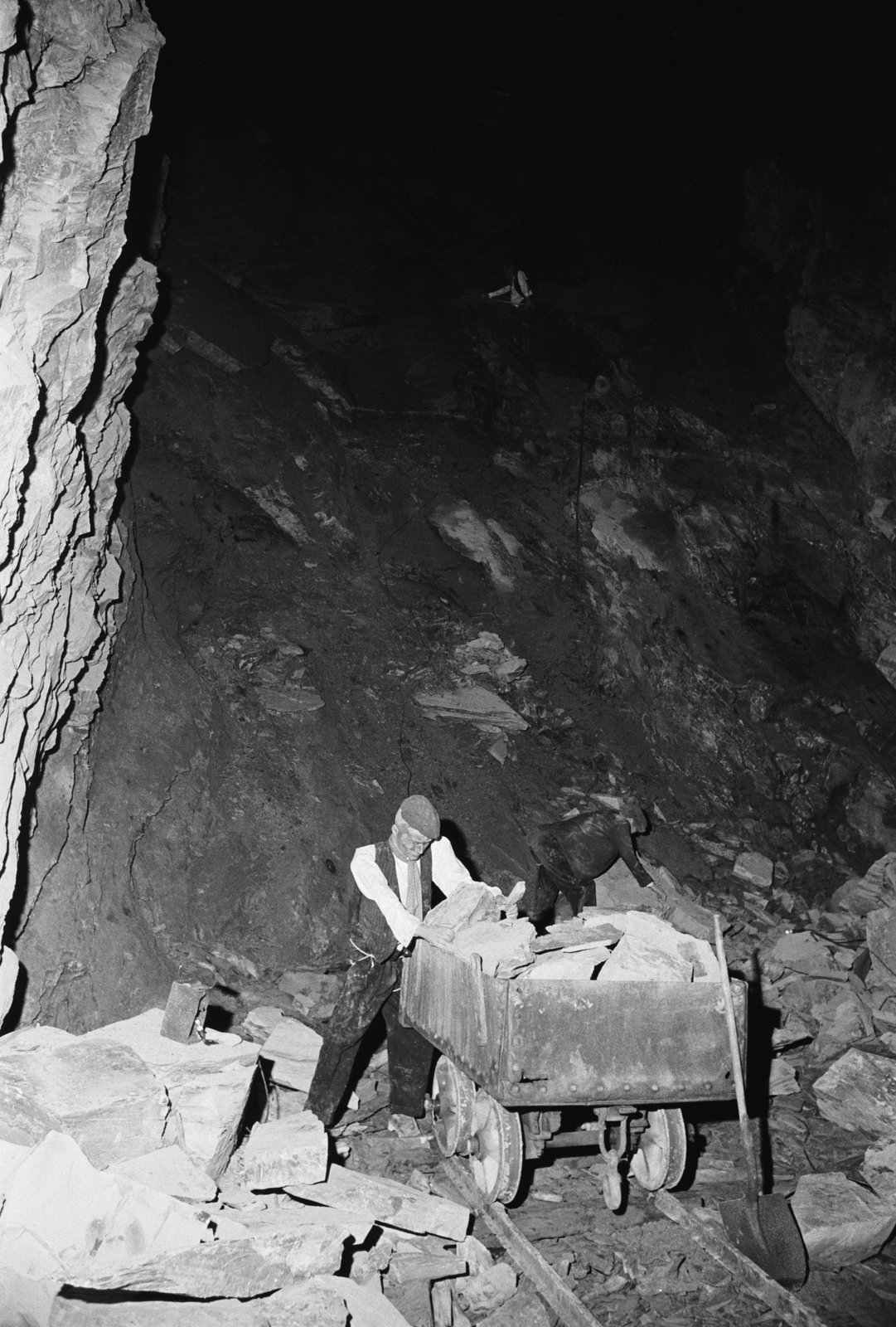 Llechwedd quarry tours opening - 12 Apr 1972, submitted by Buddle-Bot on 01-04-2025.
© Geoff Charles https://creativecommons.org/licenses/by-sa/4.0/ http://www.llyfrgell.cymru Llechwedd quarry tours opening - 12 Apr 1972