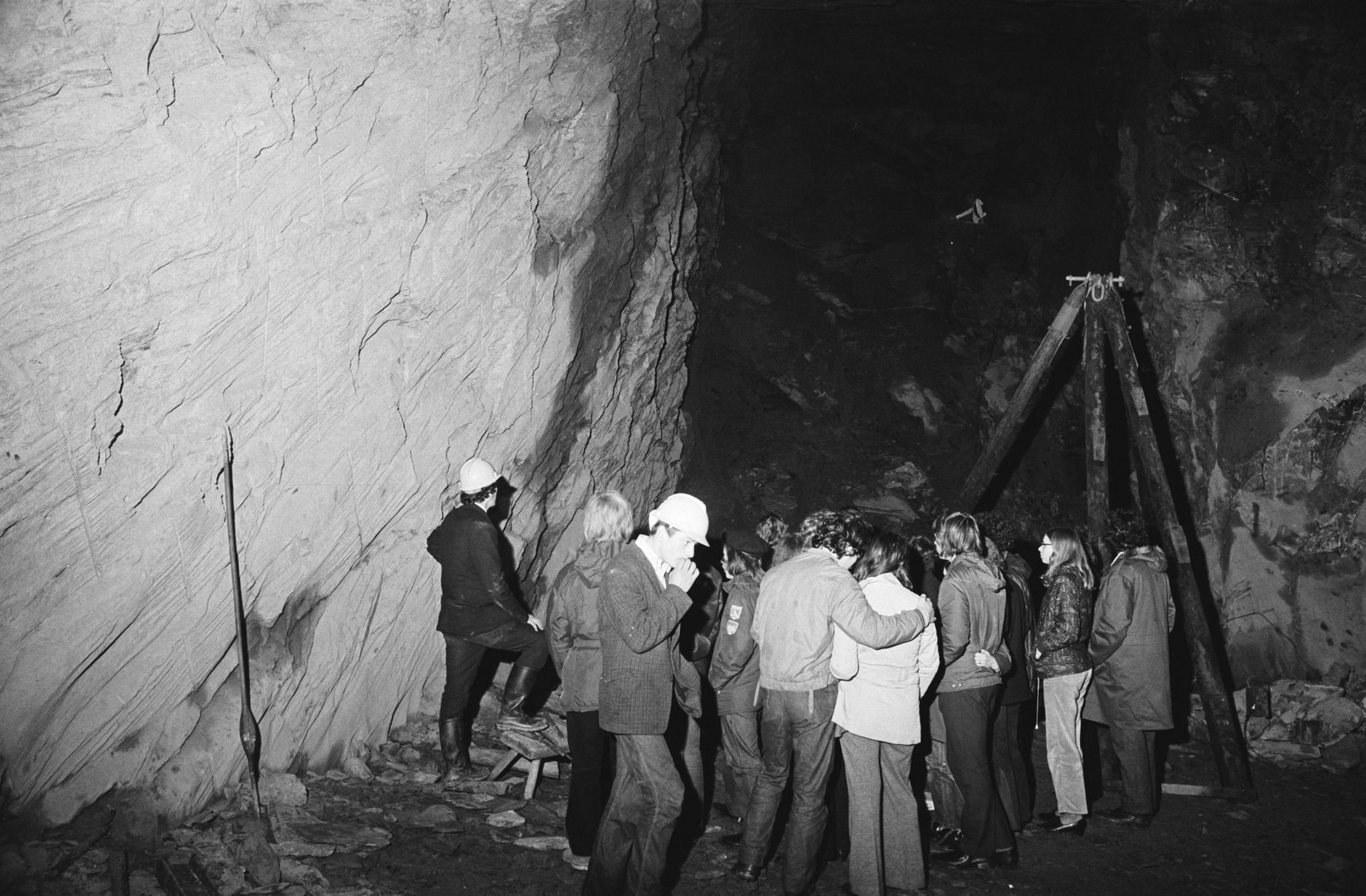 Llechwedd quarry tours opening - 12 Apr 1972, submitted by Buddle-Bot on 01-04-2025.
© Geoff Charles https://creativecommons.org/licenses/by-sa/4.0/ http://www.llyfrgell.cymru Llechwedd quarry tours opening - 12 Apr 1972