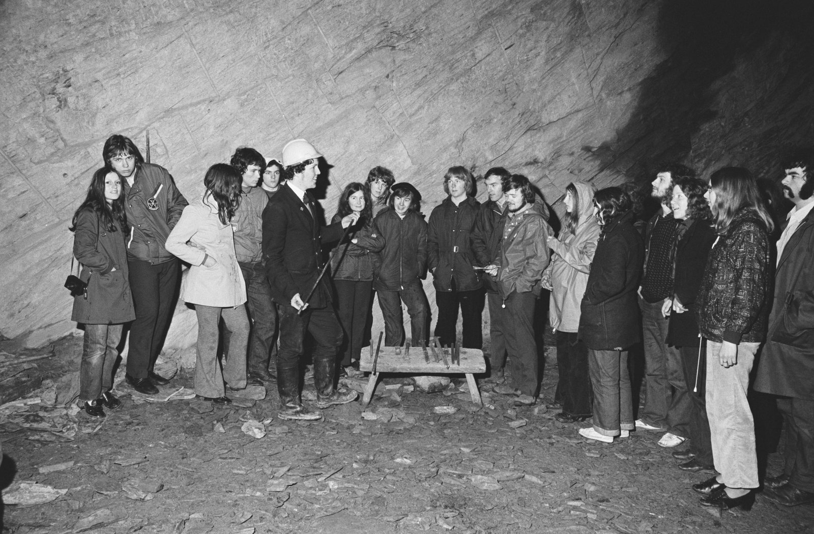 Llechwedd quarry tours opening - 12 Apr 1972, submitted by Buddle-Bot on 01-04-2025.
© Geoff Charles https://creativecommons.org/licenses/by-sa/4.0/ http://www.llyfrgell.cymru Llechwedd quarry tours opening - 12 Apr 1972