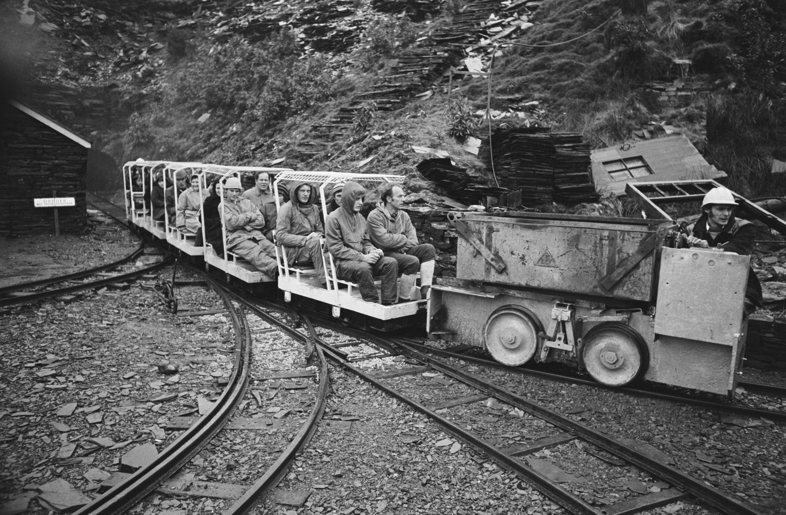 Llechwedd quarry tours opening - 12 Apr 1972, submitted by Buddle-Bot on 01-04-2025.
© Geoff Charles https://creativecommons.org/licenses/by-sa/4.0/ http://www.llyfrgell.cymru Llechwedd quarry tours opening - 12 Apr 1972