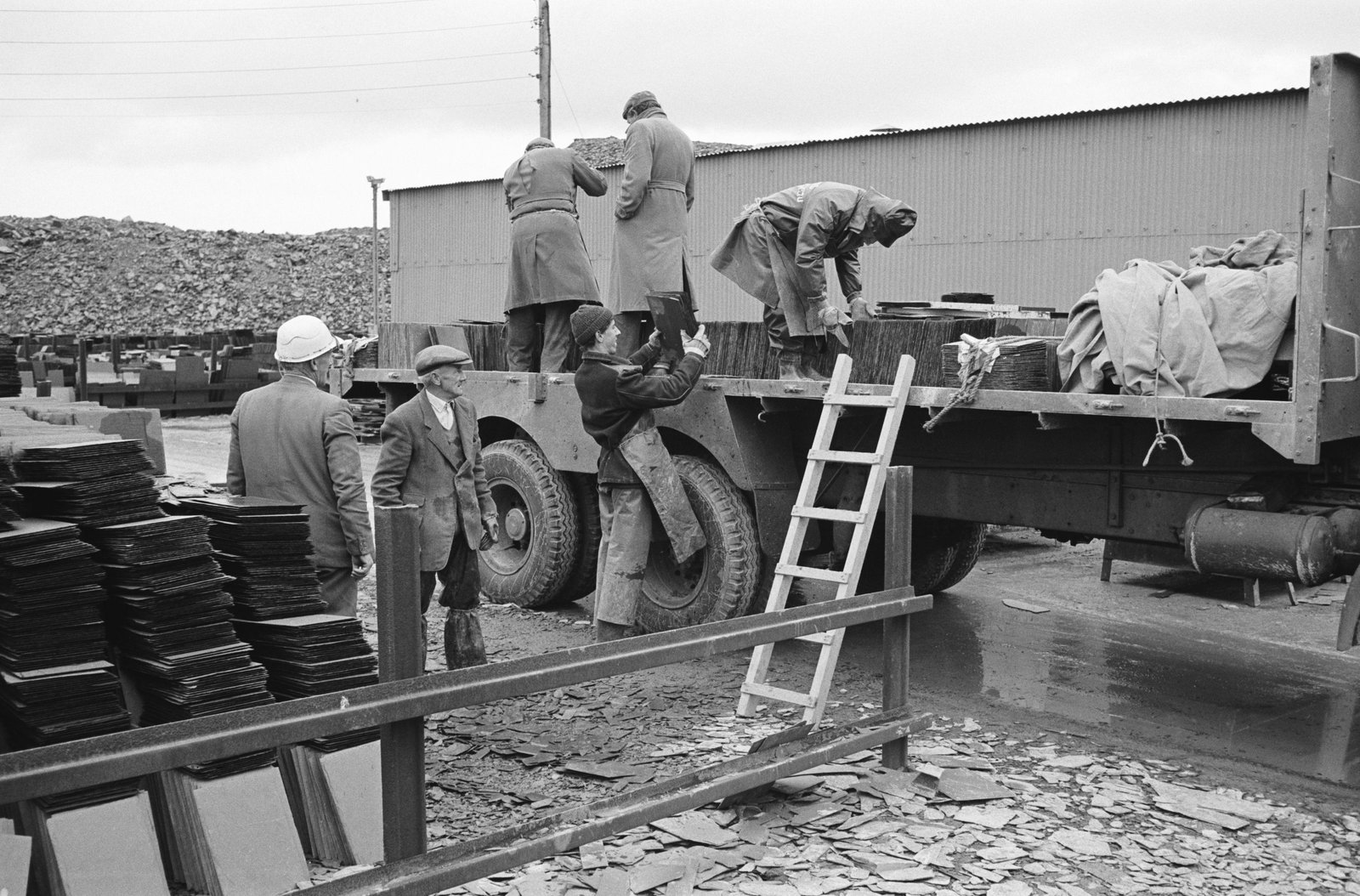 Penrhyn Slate Quarry - 18 Nov, 1970, submitted by Buddle-Bot on 01-04-2025.
© Geoff Charles https://creativecommons.org/licenses/by-sa/4.0/ http://www.llyfrgell.cymru Penrhyn Slate Quarry - 18 Nov, 1970