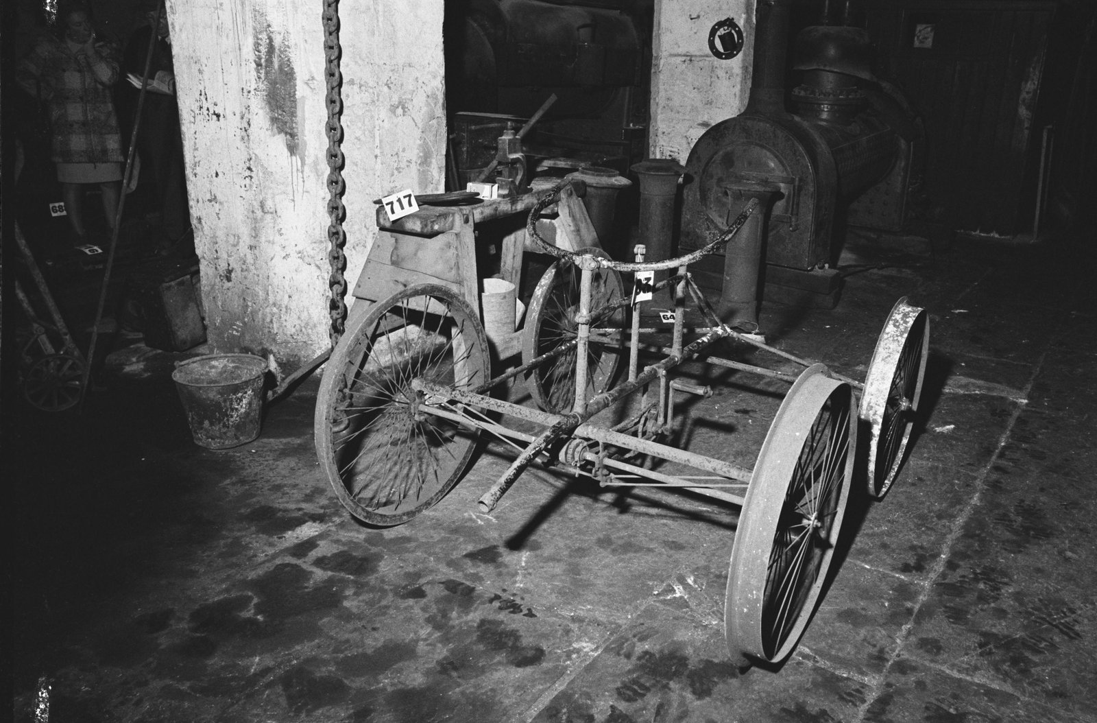 Dinorwig slate quarry closure sale - 17 Dec, 1969, submitted by Buddle-Bot on 01-04-2025.
© Geoff Charles https://creativecommons.org/licenses/by-sa/4.0/ http://www.llyfrgell.cymru Dinorwig slate quarry closure sale - 17 Dec, 1969
