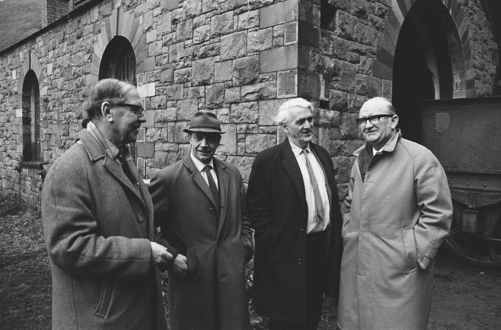 Dinorwig slate quarry closure sale - 17 Dec, 1969, submitted by Buddle-Bot on 01-04-2025.
© Geoff Charles https://creativecommons.org/licenses/by-sa/4.0/ http://www.llyfrgell.cymru Dinorwig slate quarry closure sale - 17 Dec, 1969