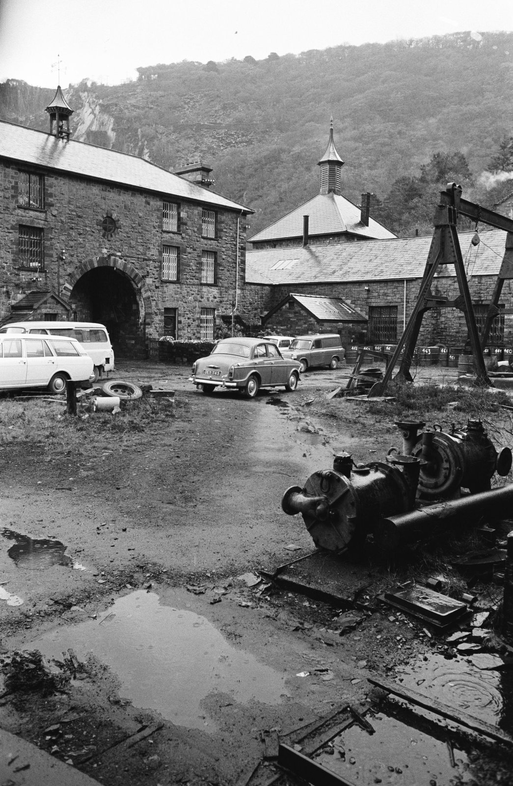 Dinorwig slate quarry closure sale - 17 Dec, 1969, submitted by Buddle-Bot on 01-04-2025.
© Geoff Charles https://creativecommons.org/licenses/by-sa/4.0/ http://www.llyfrgell.cymru Dinorwig slate quarry closure sale - 17 Dec, 1969
