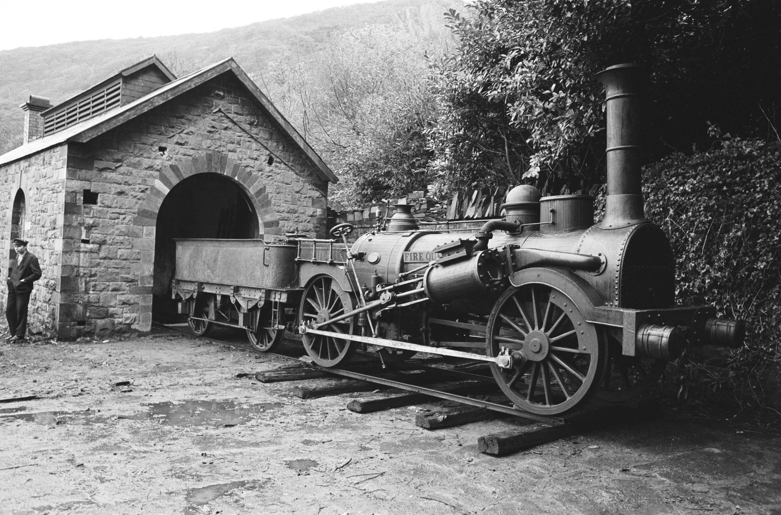 Dinorwig slate quarry closure sale - 17 Dec, 1969, submitted by Buddle-Bot on 01-04-2025.
© Geoff Charles https://creativecommons.org/licenses/by-sa/4.0/ http://www.llyfrgell.cymru Dinorwig slate quarry closure sale - 17 Dec, 1969