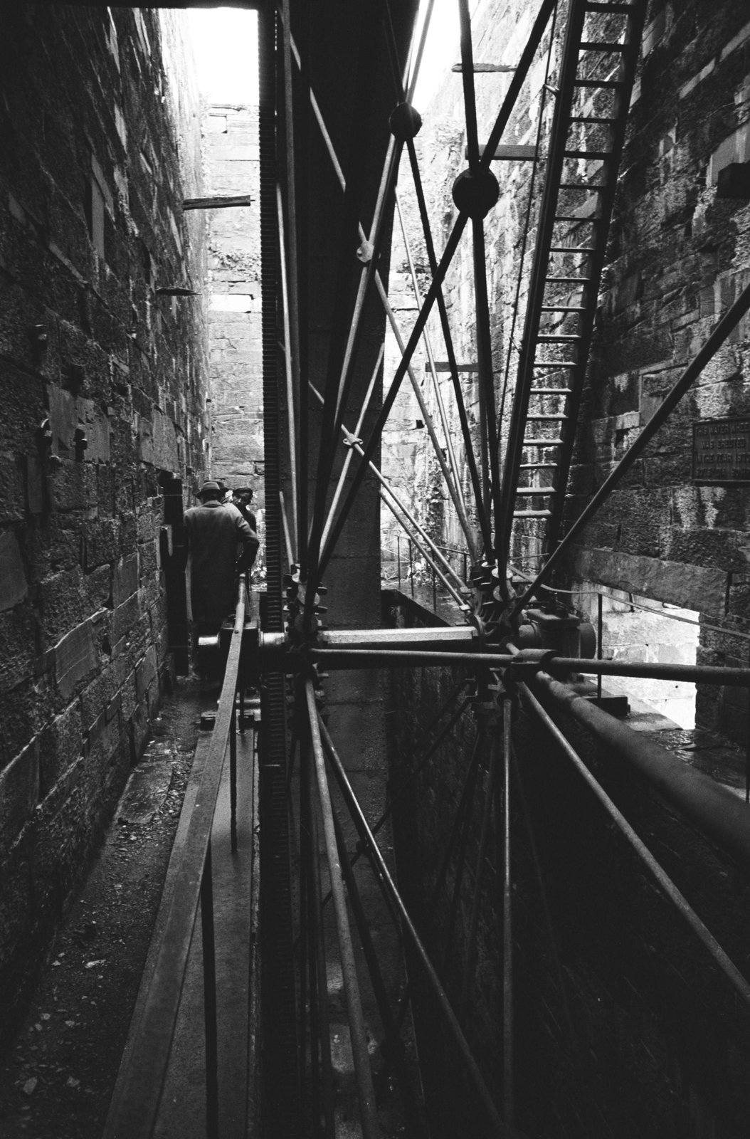 Dinorwig slate quarry closure sale - 17 Dec, 1969, submitted by Buddle-Bot on 01-04-2025.
© Geoff Charles https://creativecommons.org/licenses/by-sa/4.0/ http://www.llyfrgell.cymru Dinorwig slate quarry closure sale - 17 Dec, 1969