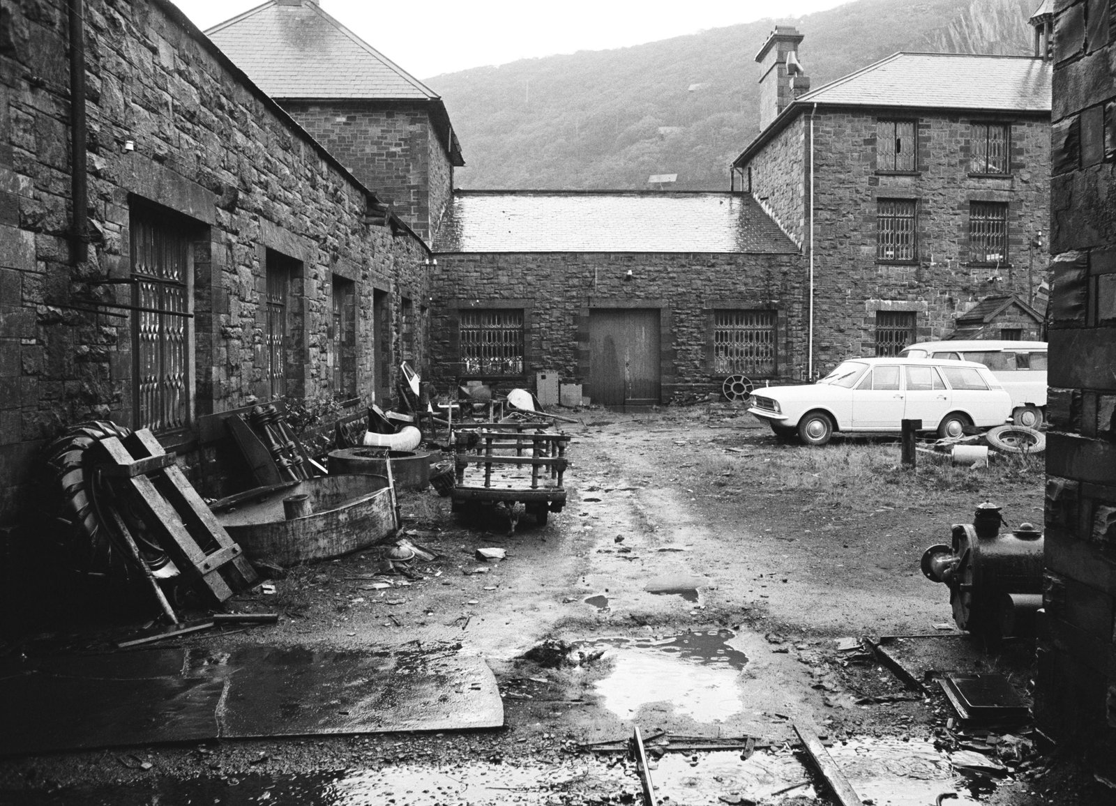 Dinorwig slate quarry closure sale - 17 Dec, 1969, submitted by Buddle-Bot on 01-04-2025.
© Geoff Charles https://creativecommons.org/licenses/by-sa/4.0/ http://www.llyfrgell.cymru Dinorwig slate quarry closure sale - 17 Dec, 1969