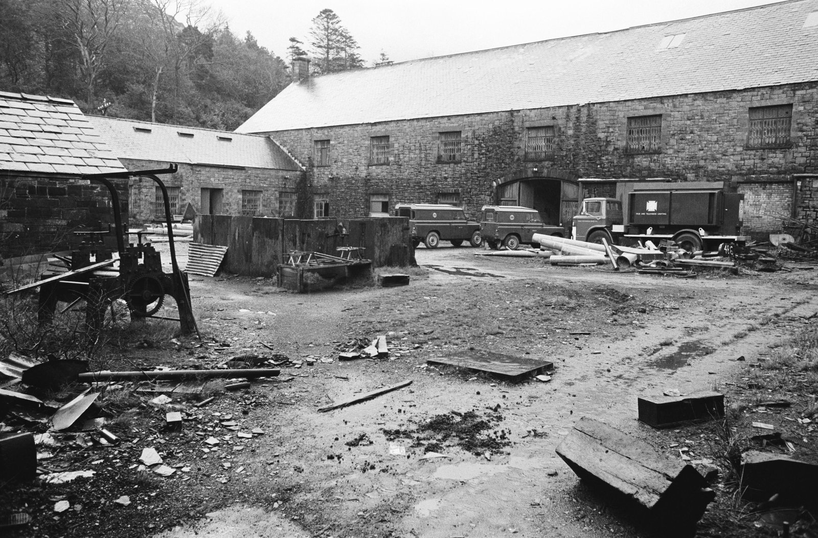 Dinorwig slate quarry closure sale - 17 Dec, 1969, submitted by Buddle-Bot on 01-04-2025.
© Geoff Charles https://creativecommons.org/licenses/by-sa/4.0/ http://www.llyfrgell.cymru Dinorwig slate quarry closure sale - 17 Dec, 1969