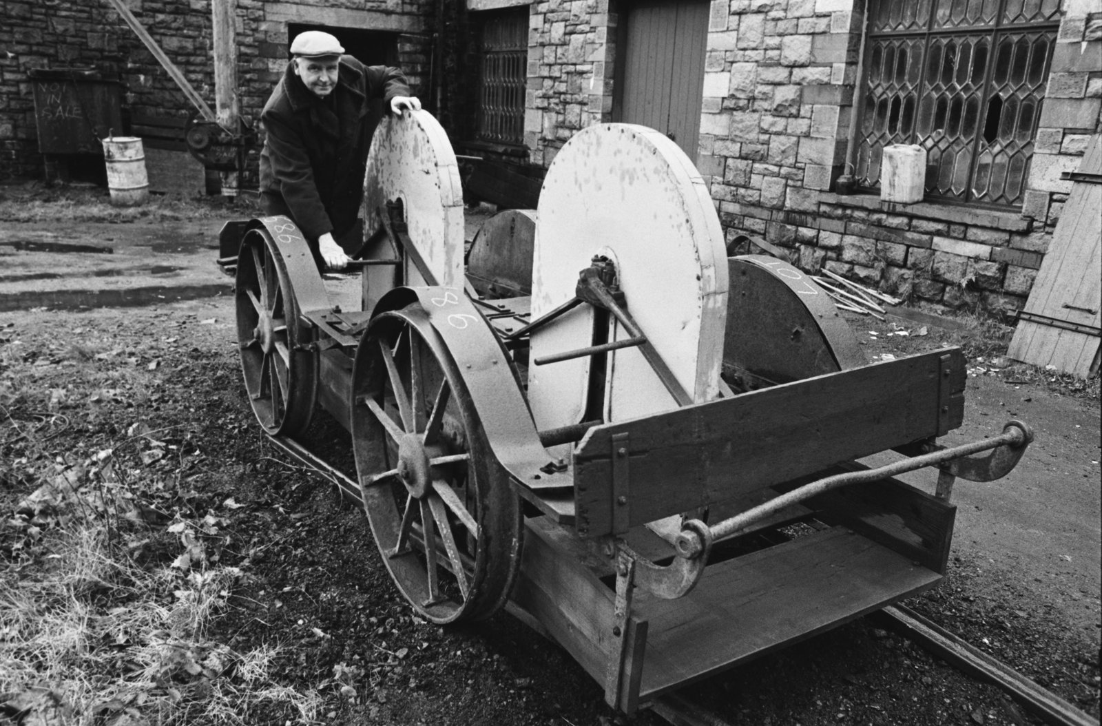 Dinorwig slate quarry closure sale - 17 Dec, 1969, submitted by Buddle-Bot on 01-04-2025.
© Geoff Charles https://creativecommons.org/licenses/by-sa/4.0/ http://www.llyfrgell.cymru Dinorwig slate quarry closure sale - 17 Dec, 1969