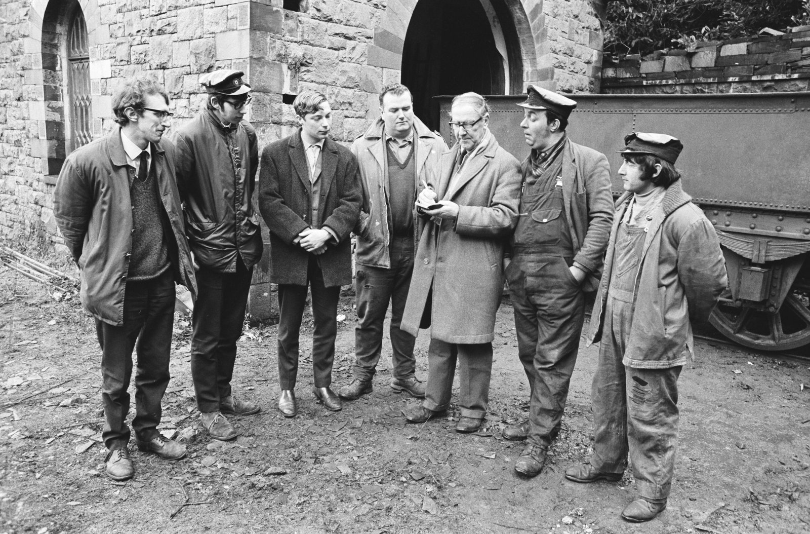 Dinorwig slate quarry closure sale - 17 Dec, 1969, submitted by Buddle-Bot on 01-04-2025.
© Geoff Charles https://creativecommons.org/licenses/by-sa/4.0/ http://www.llyfrgell.cymru Dinorwig slate quarry closure sale - 17 Dec, 1969