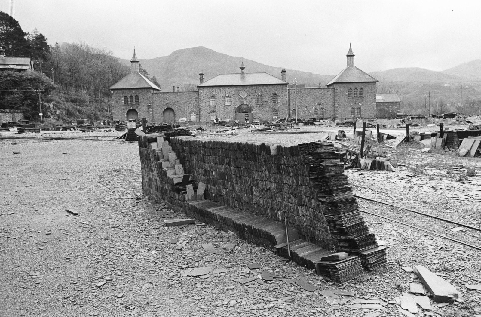 Dinorwig slate quarry closure sale - 17 Dec, 1969, submitted by Buddle-Bot on 01-04-2025.
© Geoff Charles https://creativecommons.org/licenses/by-sa/4.0/ http://www.llyfrgell.cymru Dinorwig slate quarry closure sale - 17 Dec, 1969
