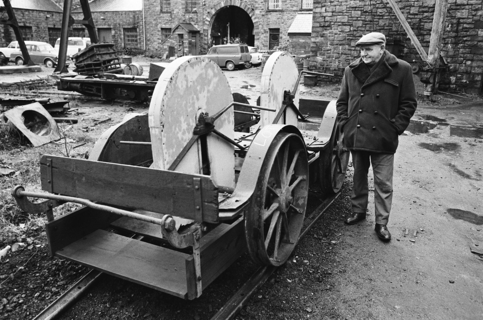 Dinorwig slate quarry closure sale - 17 Dec, 1969, submitted by Buddle-Bot on 01-04-2025.
© Geoff Charles https://creativecommons.org/licenses/by-sa/4.0/ http://www.llyfrgell.cymru Dinorwig slate quarry closure sale - 17 Dec, 1969